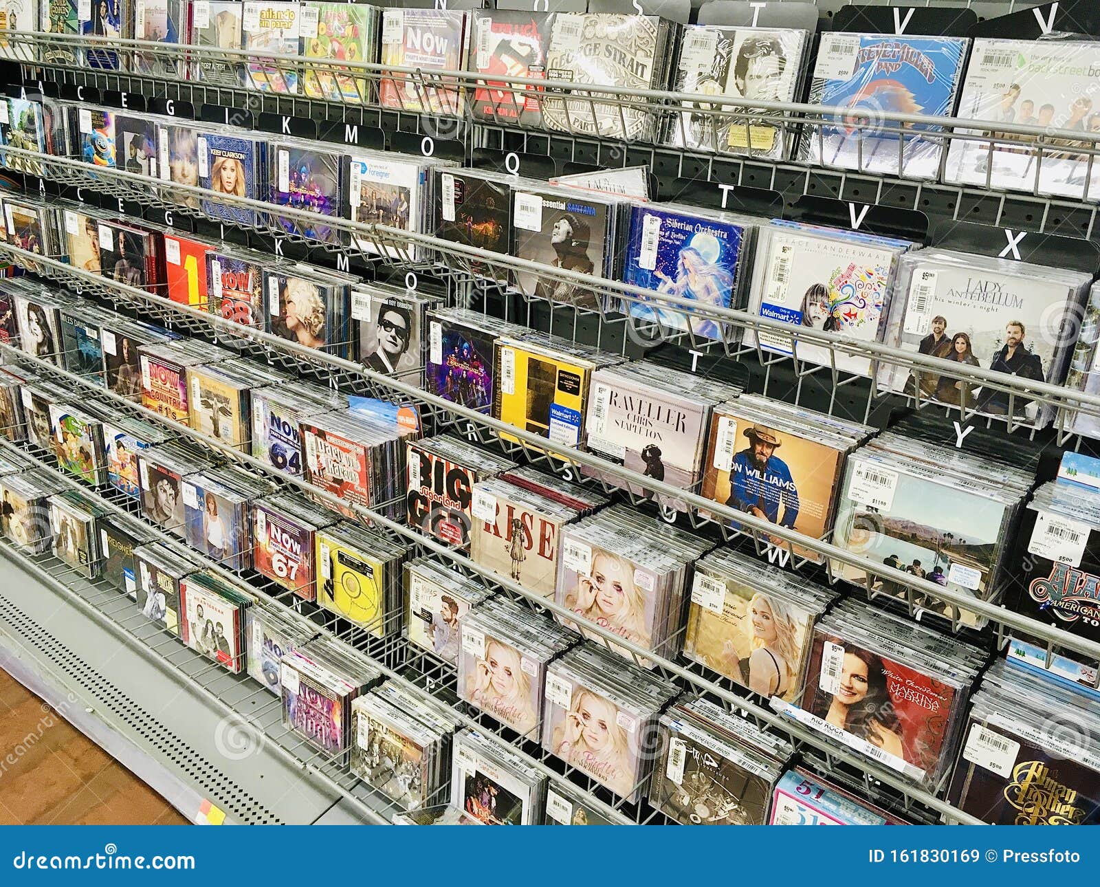 Syndicaat Harde ring Zich verzetten tegen Audio CD Selection in a Store Editorial Stock Image - Image of record,  songs: 161830169