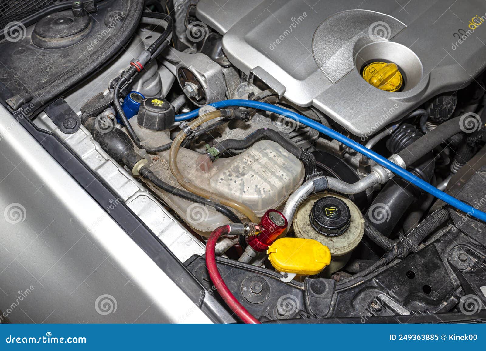 Auf Dem Ventil Der Klimaanlage Im Auto Befindet Sich Eine Blaue Und Rote  Schnellkupplung Zum Befüllen Des R134a-Kältemittels. Stockbild - Bild von  fach, aufladung: 249363885