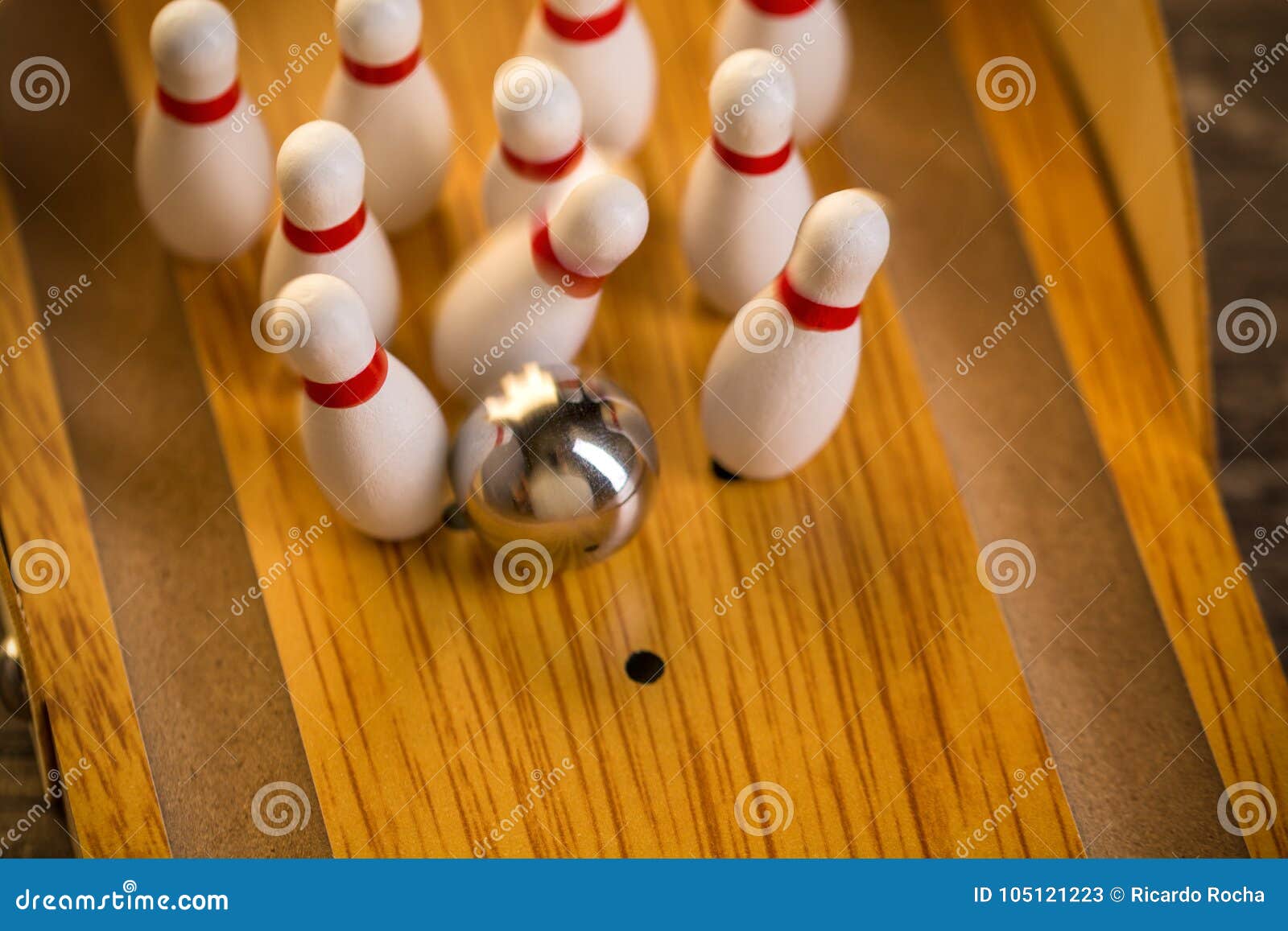 Auffallende Bowlingkugel stockbild. Bild von erfolg - 105121223
