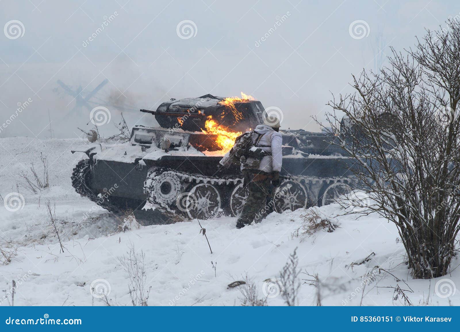 Aufgefullter Deutscher Behalter Pzkpfw Ii Ausf D Und Fliehende Deutsche Soldaten Fragment Der Rekonstruktion Von Kampfen Des Gross Redaktionelles Foto Bild Von Krieg Bewolkung 85360151