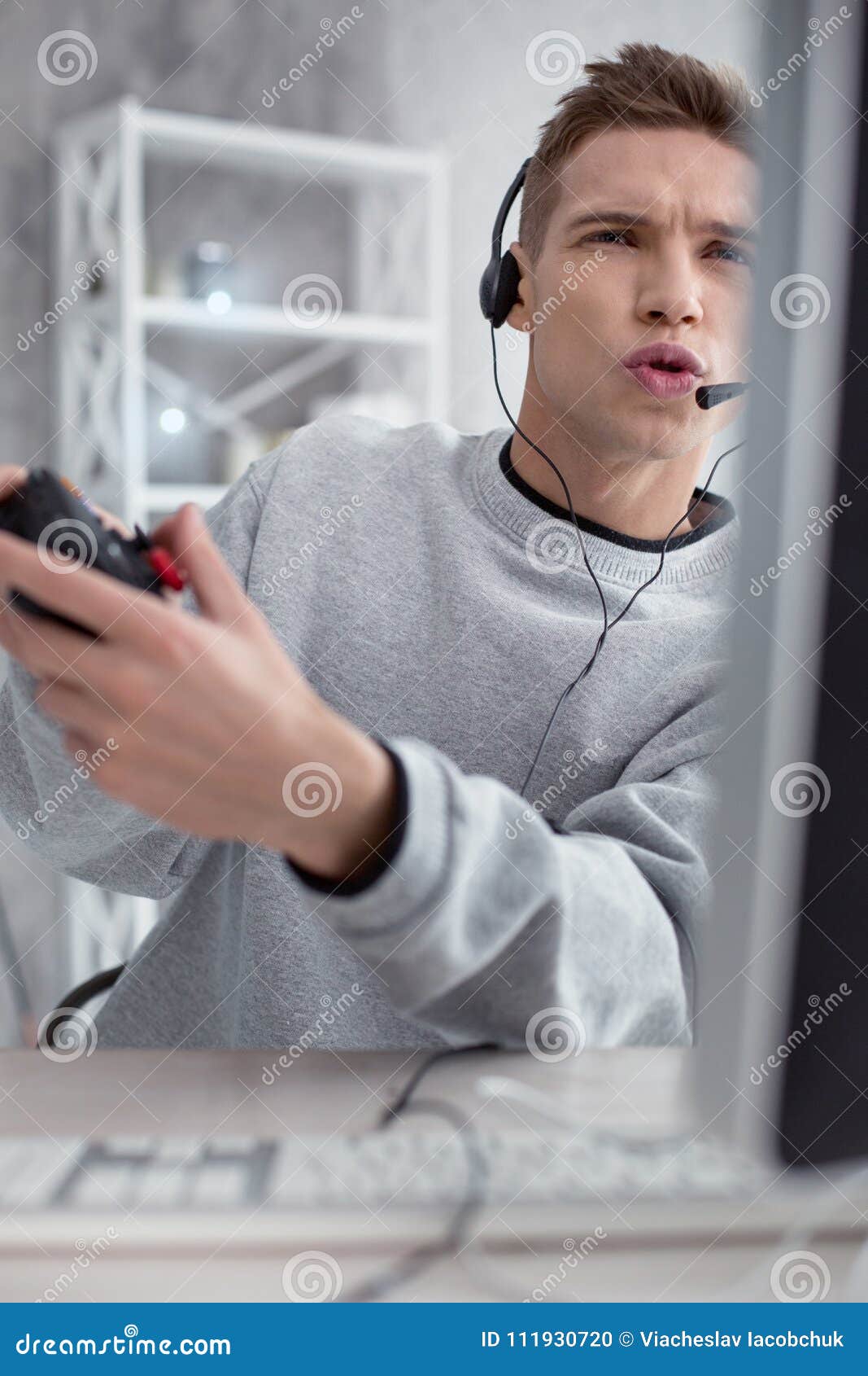 Aufmerksamer Teenager Aufmerksamer Teenager