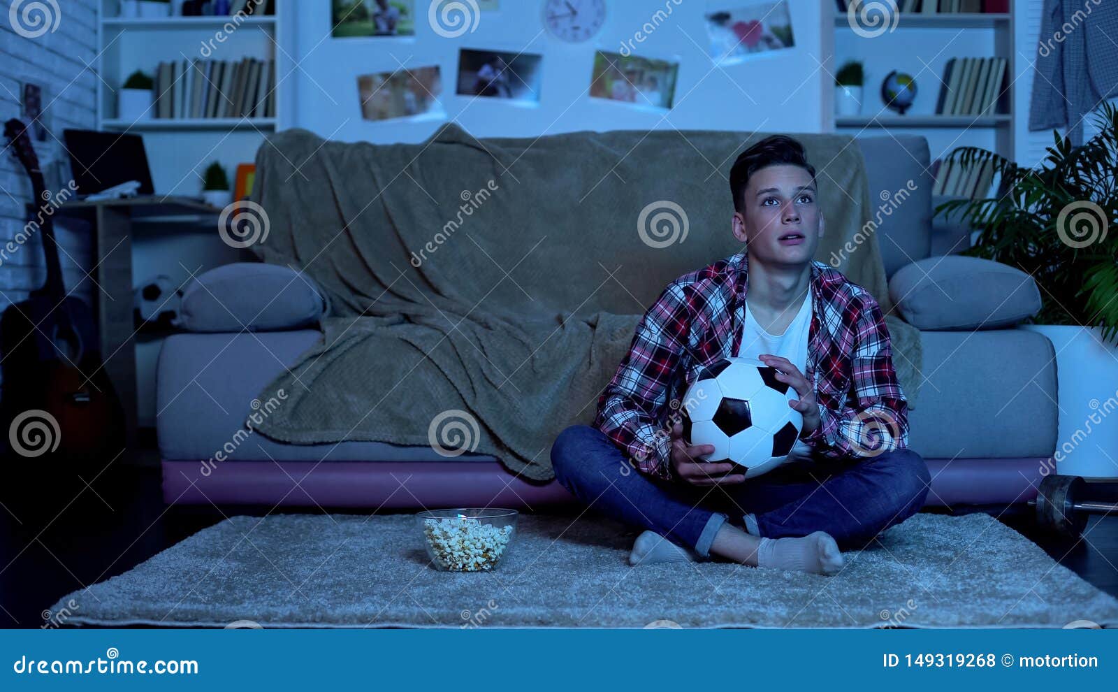 Aufpassendes Fu?ballspiel Des Emotionalen Studenten Im Fernsehen, Gewinnendes Spiel Der Nationalmannschaft Stockfoto