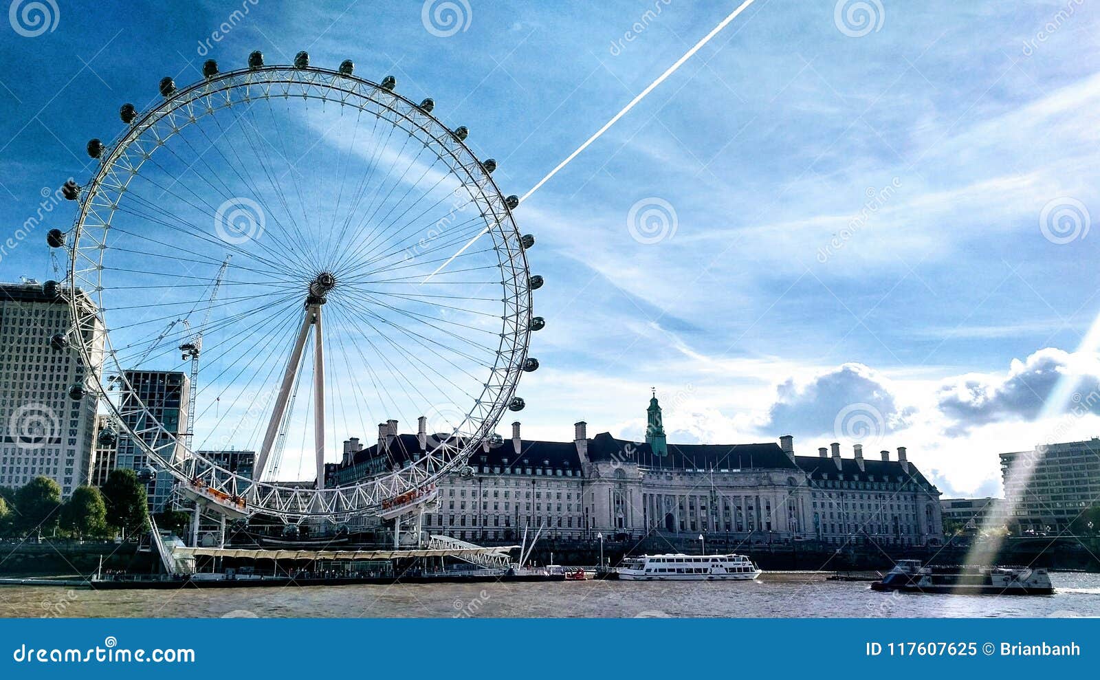 Auge Coca-Colas London gegen einen klaren blauen Himmel Canvased in diesem Foto, schließen das London-Auge, die Themse und das Seeleben-Aquarium mit ein