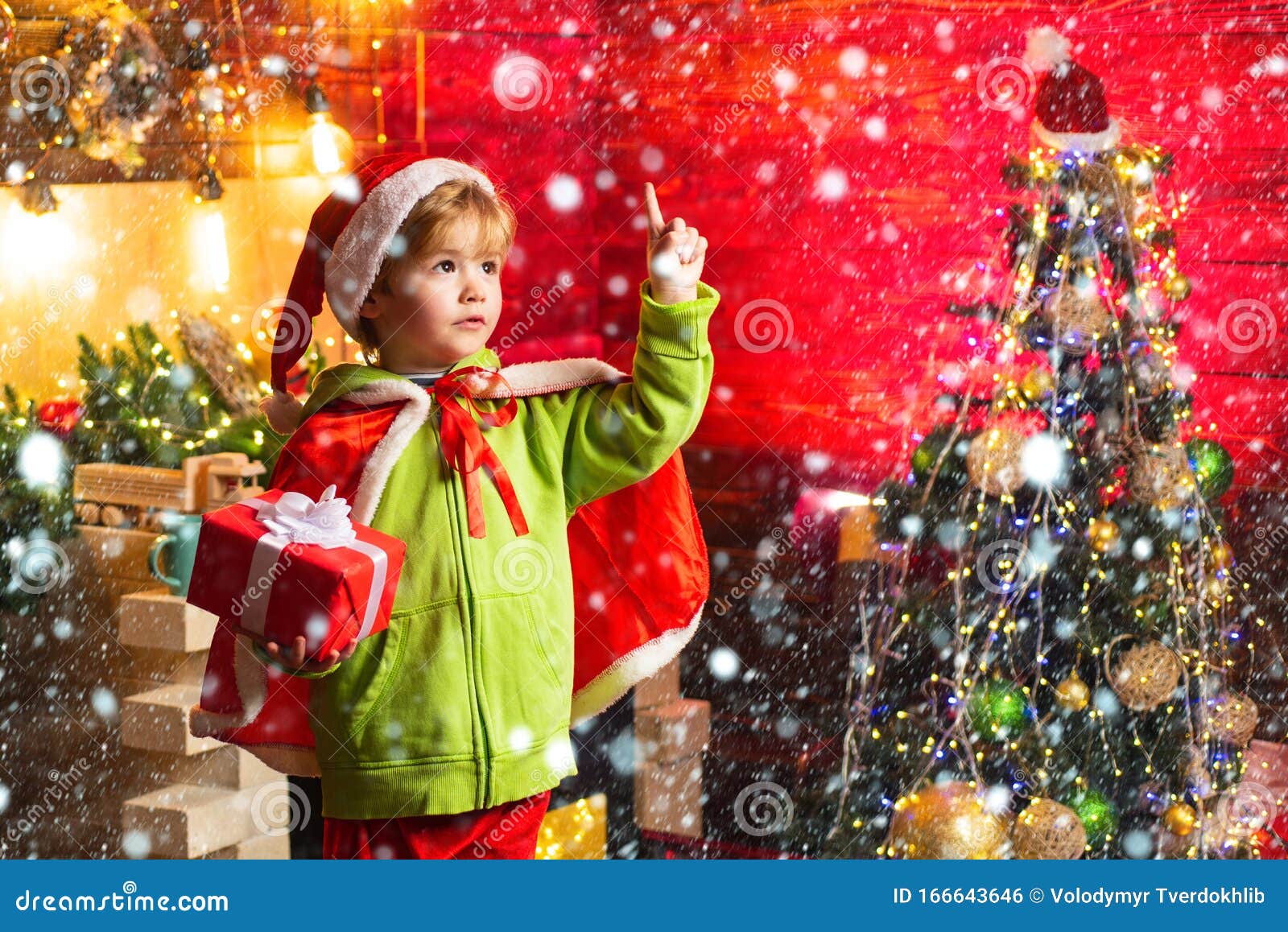 Buon Natale Ai Bambini.Auguri Alla Tua Famiglia Per Il Natale Buon Natale E Felice Anno Nuovo Bambino Carino Che Gioca Vicino Fotografia Stock Immagine Di Ragazzo Gioco 166643646