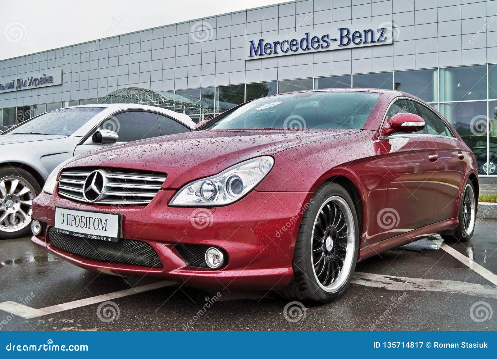 August 18, Kiev, Ukraine. Mercedes CLS 500 in Red Color. Wet Photography - Image of closeup, headlight: 135714817
