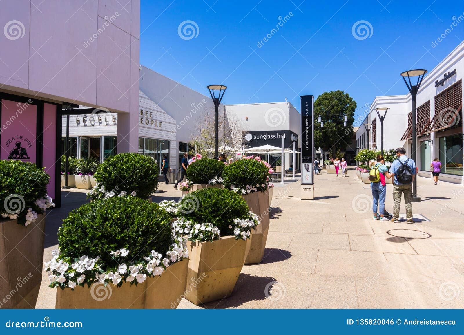 August 2, 2018 Palo Alto / CA / USA - Walking through the Open Air Stanford  Shopping Center, San Francisco Bay Area Editorial Photo - Image of  cityscape, fashion: 135820046