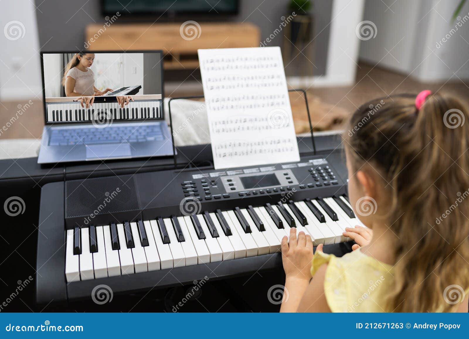 Aula de música piano pela internet em casa. estudar online