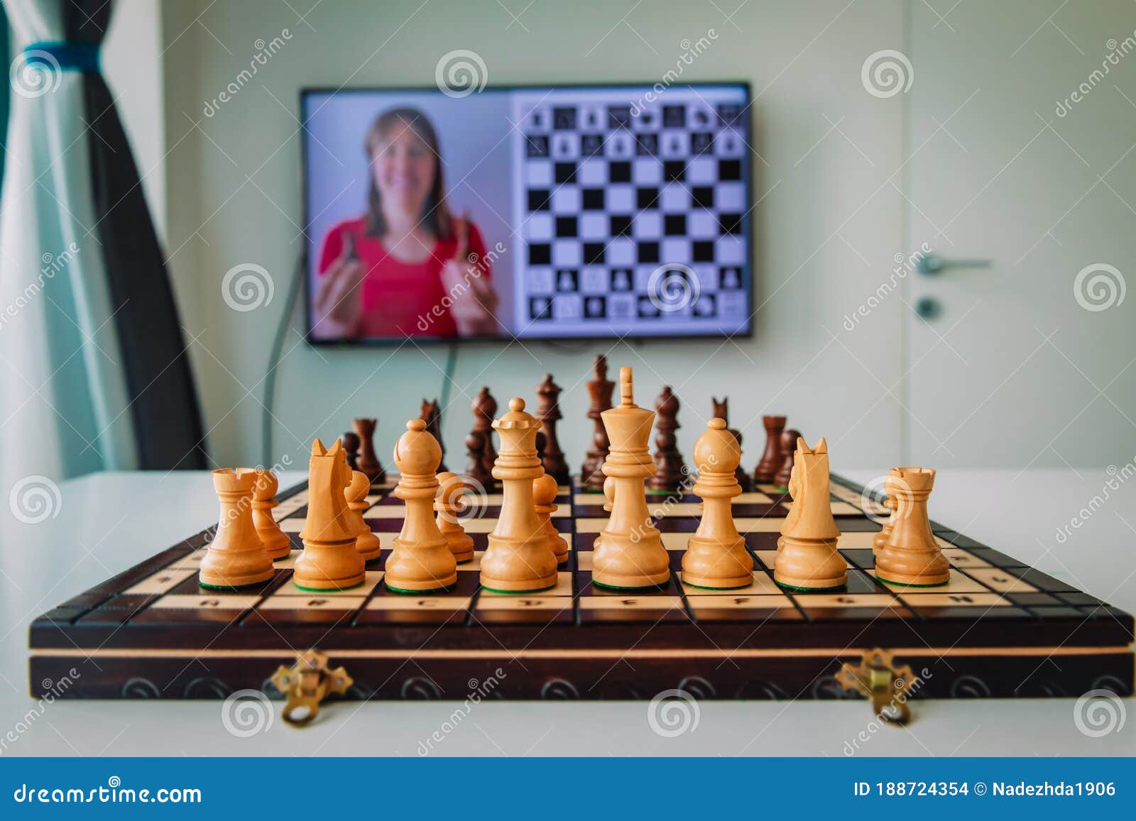 Aula De Xadrez Online Aula De Distância De Aprendizado Remoto Foto de Stock  - Imagem de placa, ensino: 188724354