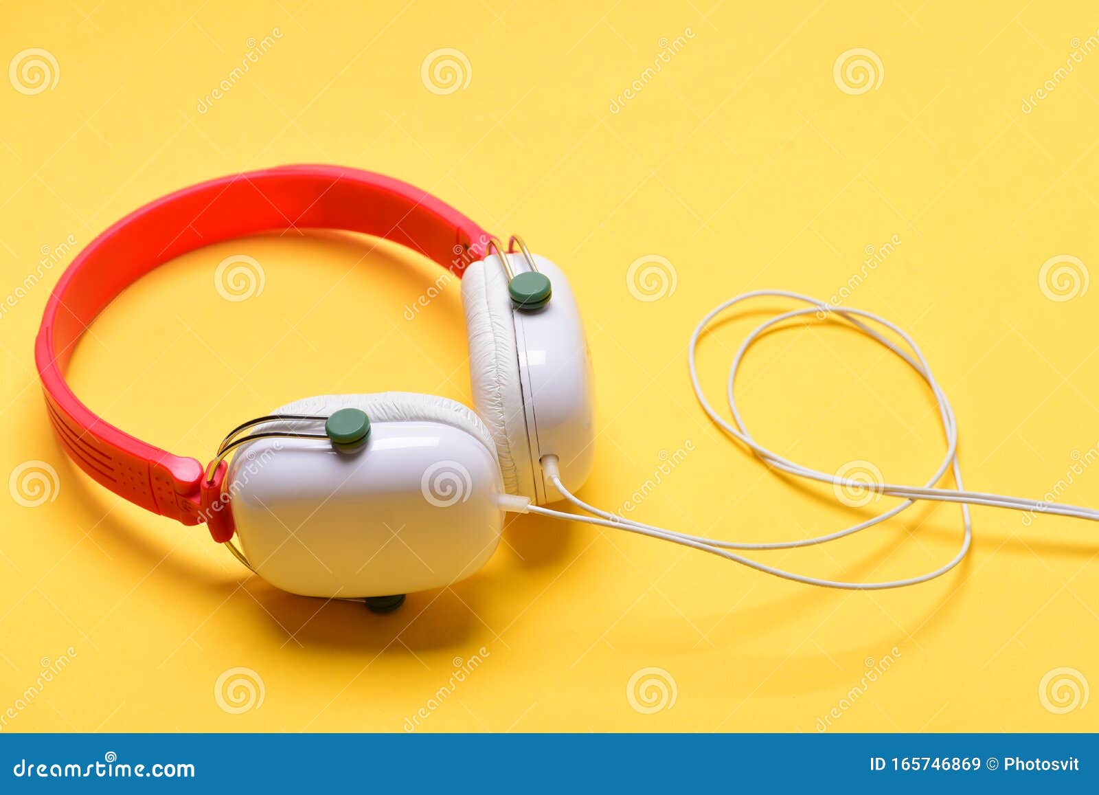 Auriculares De Color Blanco Y Rojo Con Cable Largo Imagen de archivo -  Imagen de sonido, estéreo: 165746869