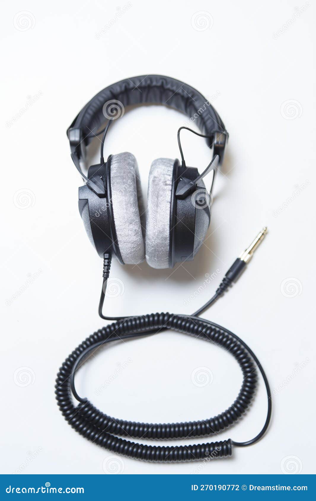 Auriculares Dj De Hi Fi Sobre Fondo Blanco. Audífonos Con Cable