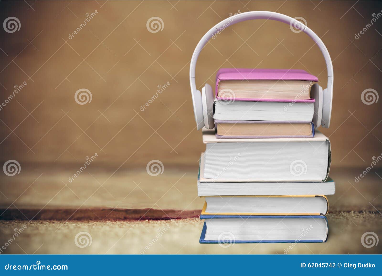 Auriculares en los libros. Los auriculares en narración del equipo de audio de los libros que escucha suenan aprendizaje electrónico del audiolibro