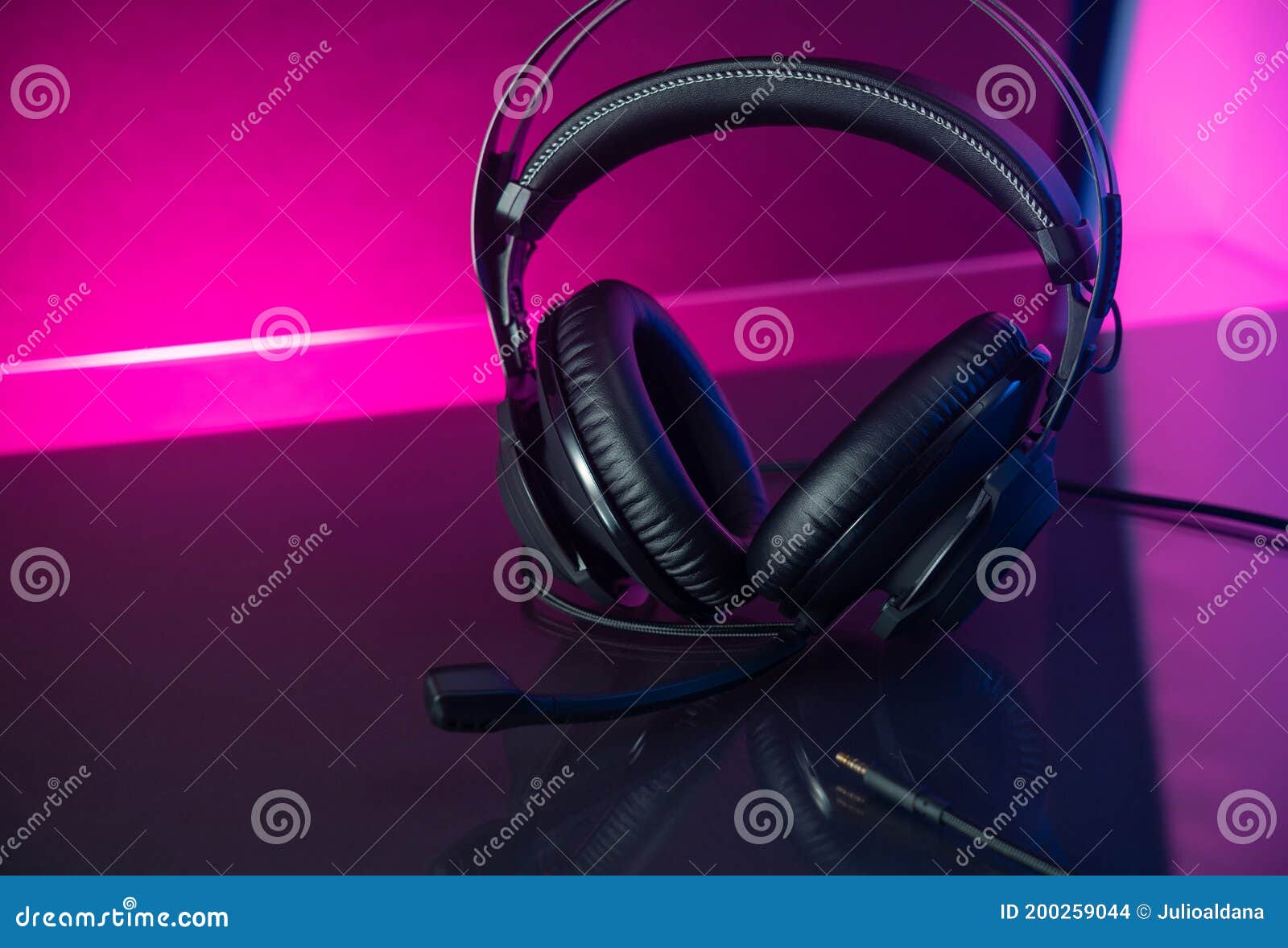 Auriculares Para Jugadores Fondo Oscuro Y Luz Rosa Colorida Foto de archivo - Imagen de primer, digital: 200259044 Auriculares Para Jugadores Fondo Oscuro Y Luz Rosa Colorida Foto de archivo - Imagen de primer, digital: 200259044