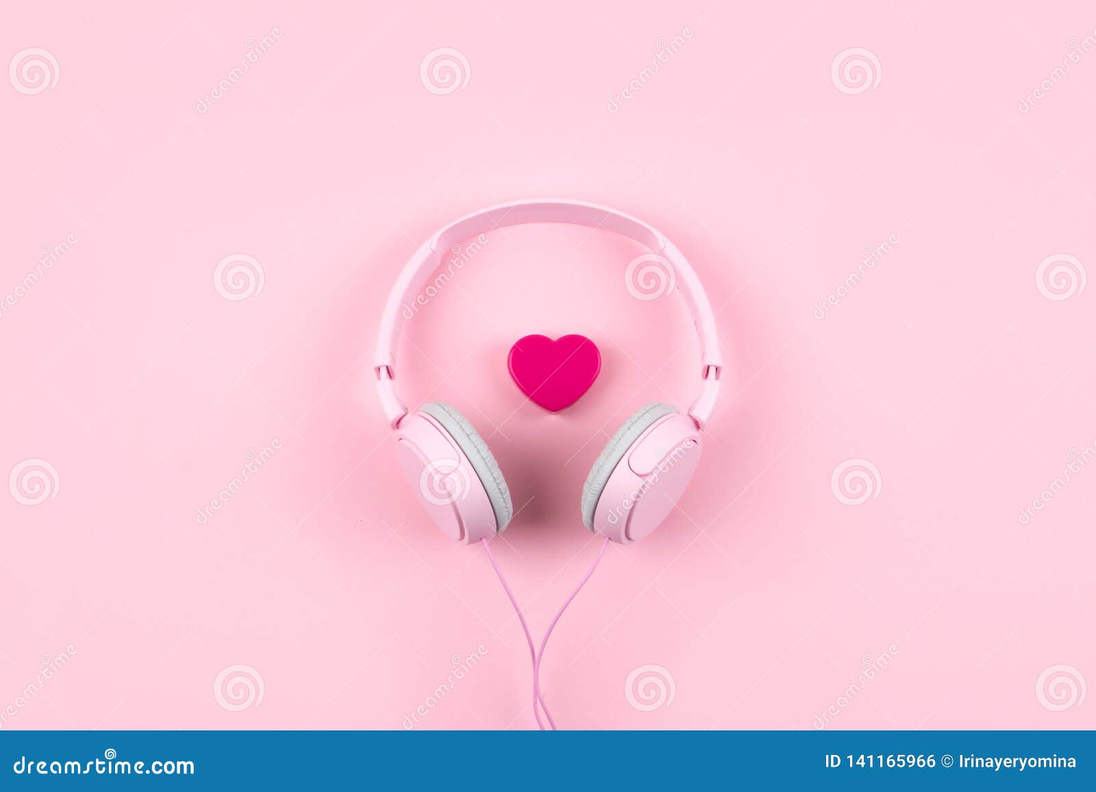 Auriculares Y Corazón Rosados En Fondo Rosado Concepto Mínimo De La Música  Visión Superior Endecha Plana Foto de archivo - Imagen de multicolor,  audio: 141165966