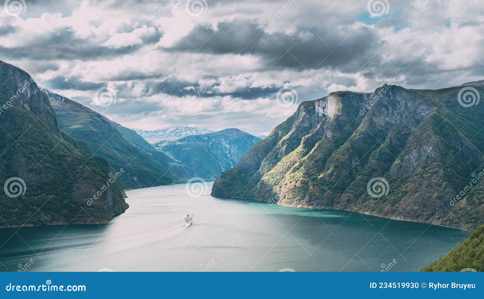 Aurland Song Y Fjordane Fjord Noruega. Espectacular Vista Panorámica De  Verano De La Canción Og Fjordane. Buque O Transbordador Foto de archivo -  Imagen de recorrido, transporte: 234519930