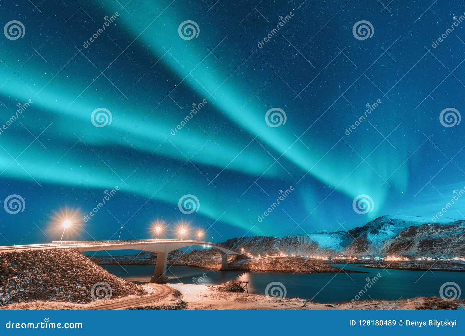 Aurora Boreal Acima Da Ponte Com Iluminação Em Noruega Imagem de Stock -  Imagem de magnético, fiorde: 128180489