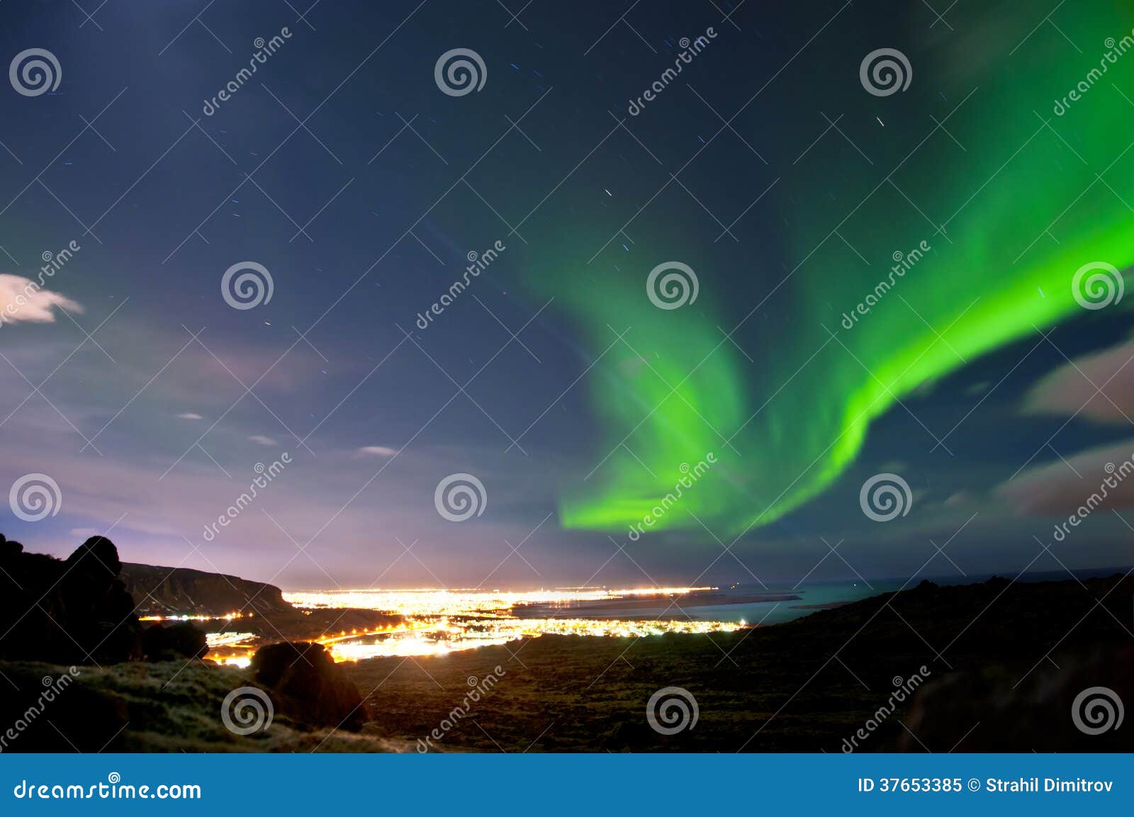 Aurora Boreal Aurora Borealis Acima Da Paisagem Em Islândia Foto
