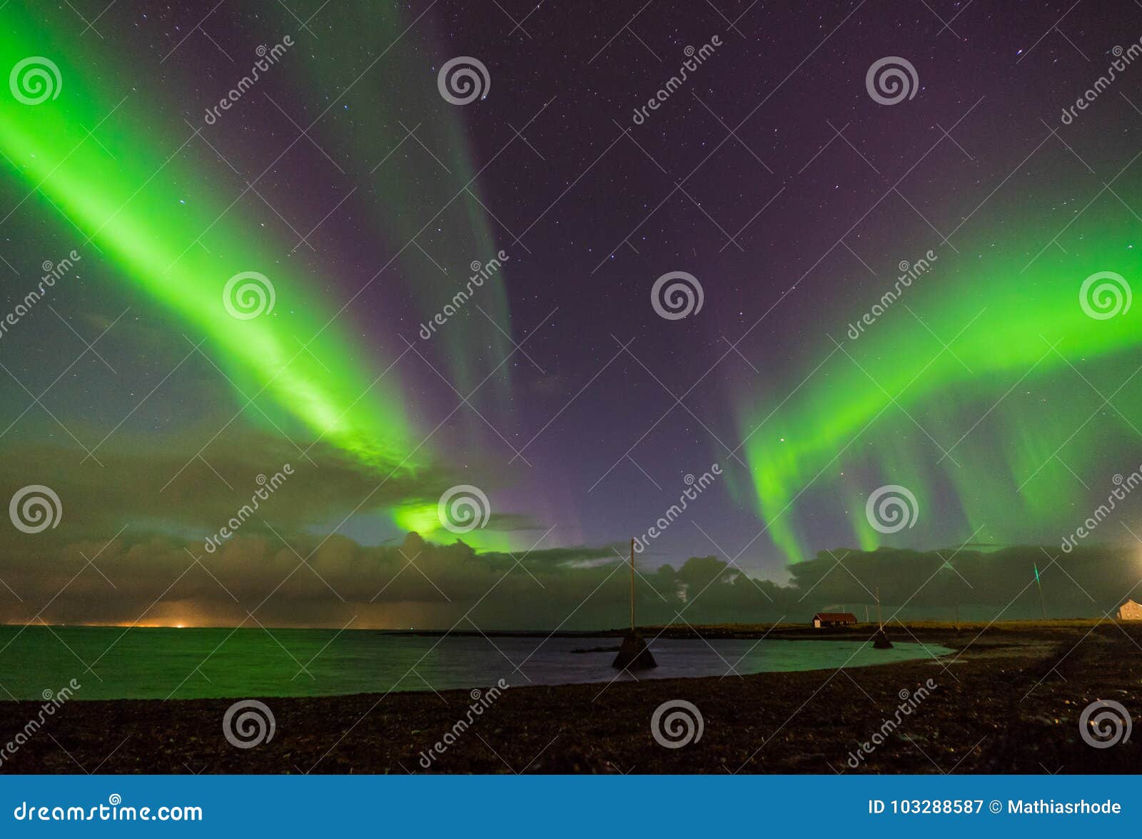 Aurora Boreal Aurora Borealis Acima Da Paisagem Em Islândia Imagem