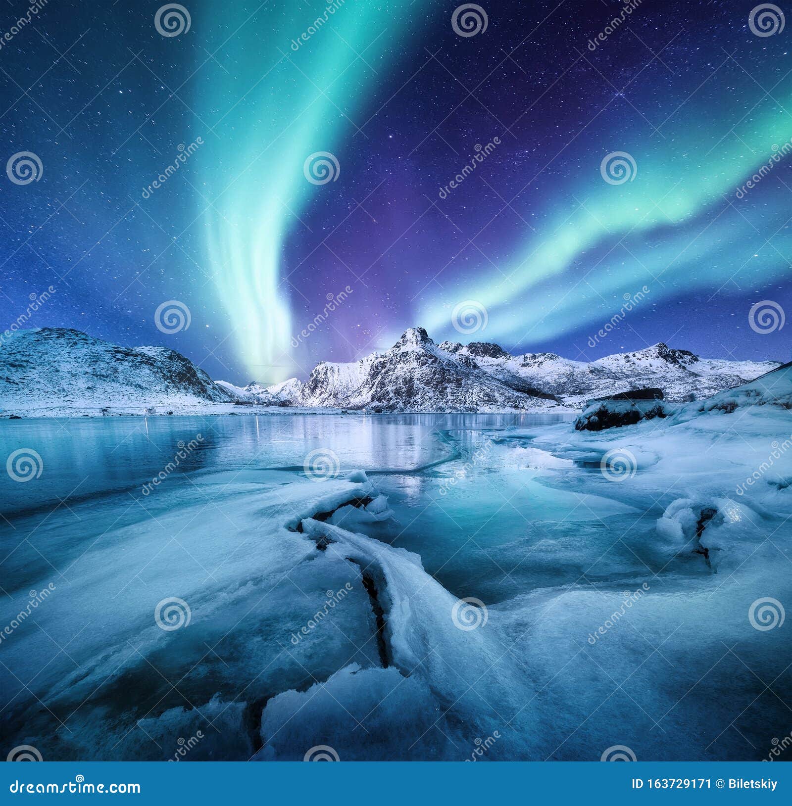 Aurora Borealis, Lofoten-öarna, Norge Slamljus, berg och fryst hav Vinterlandskap på natten