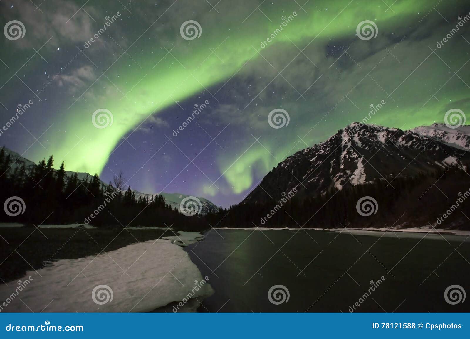 Aurora d'Alasca. Ho preso questa immagine dell'aurora boreale e del fiume di Nenana in Denali Alaska