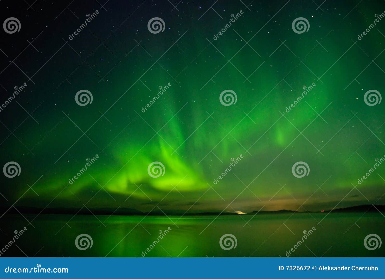 aurora polaris above a lake