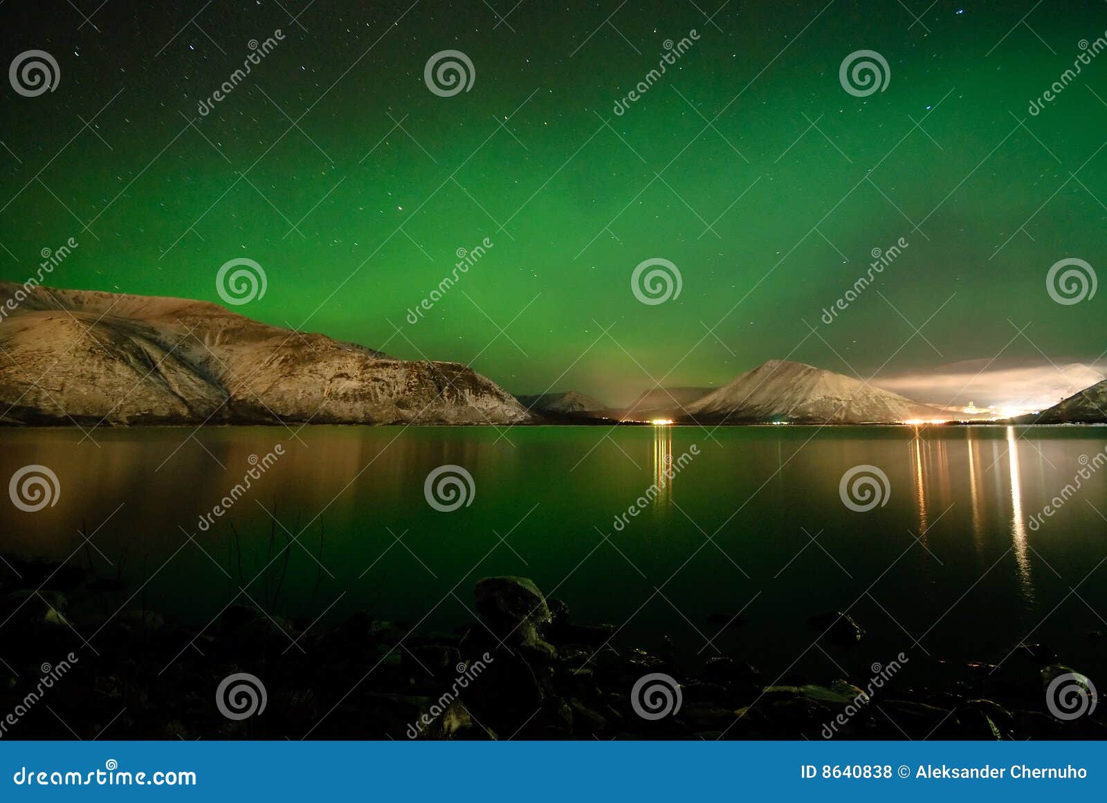 aurora polaris above a lake