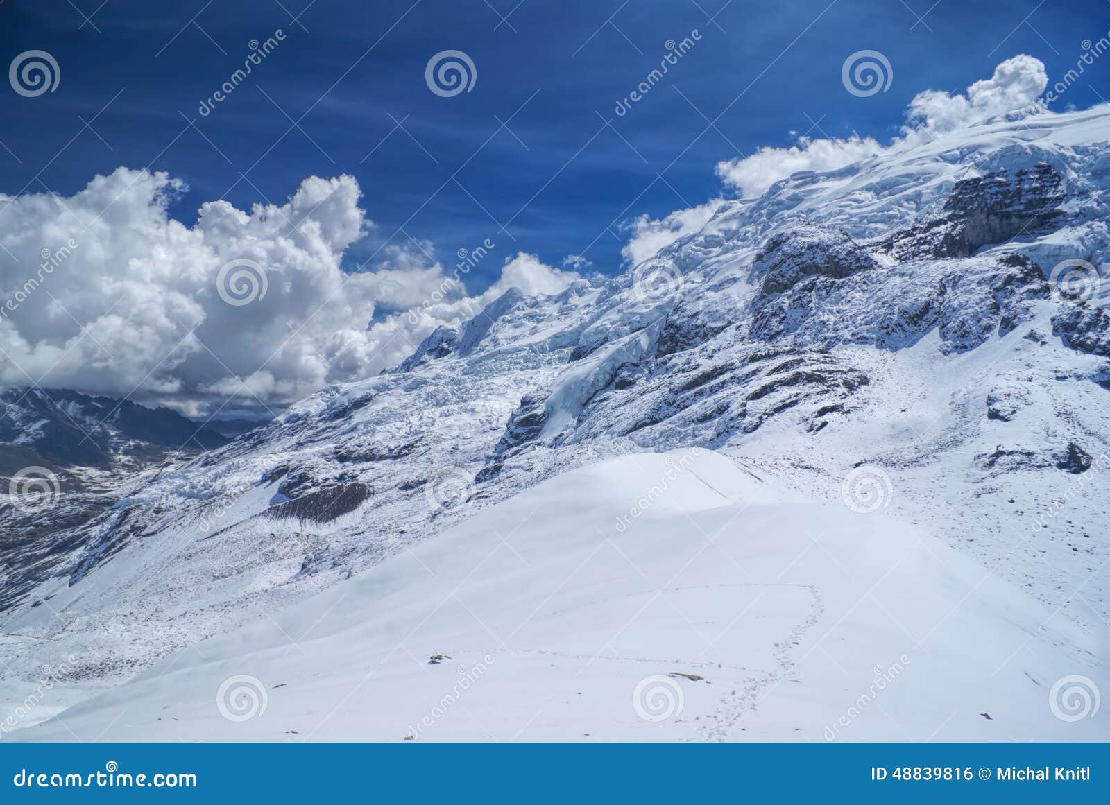 Ausangate, les Andes. Jour ensoleillé sur les crêtes des Andes sud-américains au Pérou, Ausangate