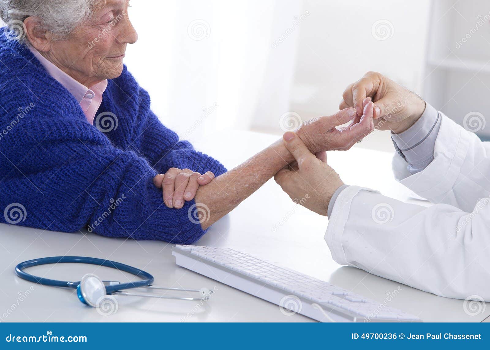 auscultation senior woman for wrist pain
