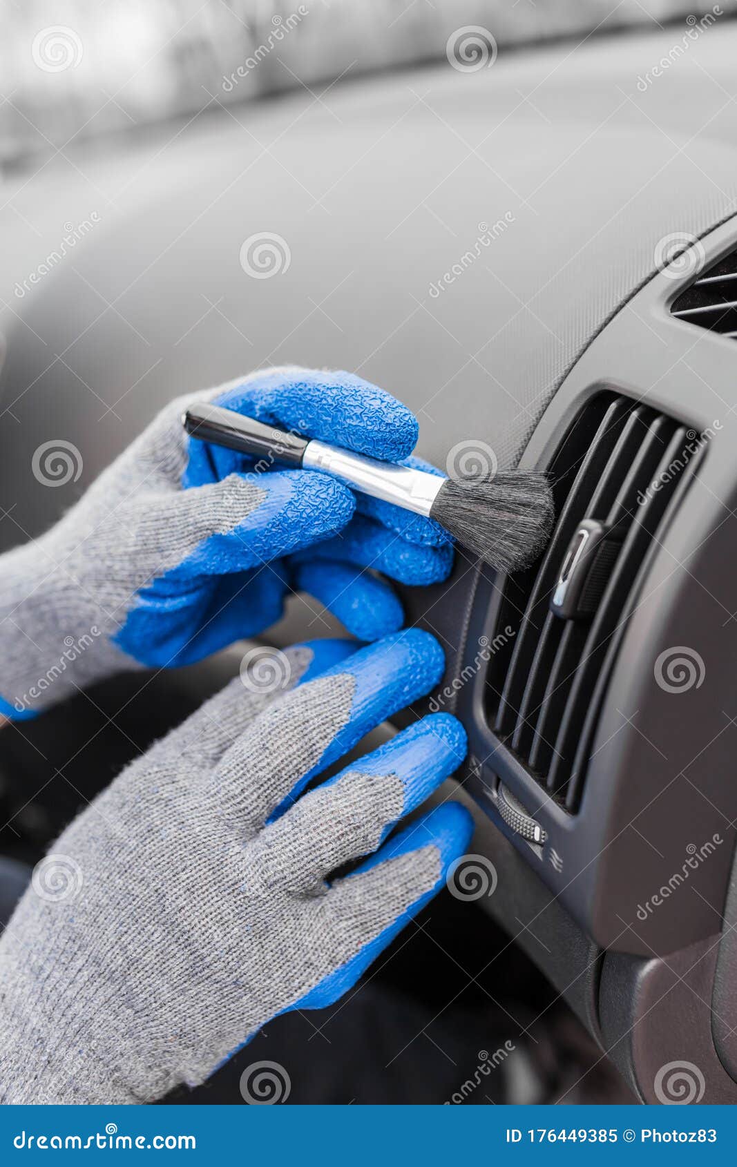 ausführliche Darstellung Autoinnenreinigung Und. Hände, Welche Die  Handschuhe Tragen Pinsel Halten Stockbild - Bild von pinsel, besetzung:  176449385