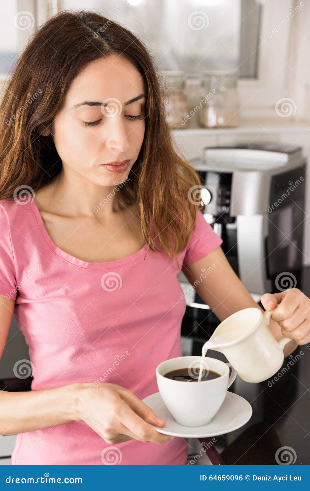 Auslaufende Milch Der Frau In Kaffeetasse Stockfoto Bild Von Kaffeetasse Frau