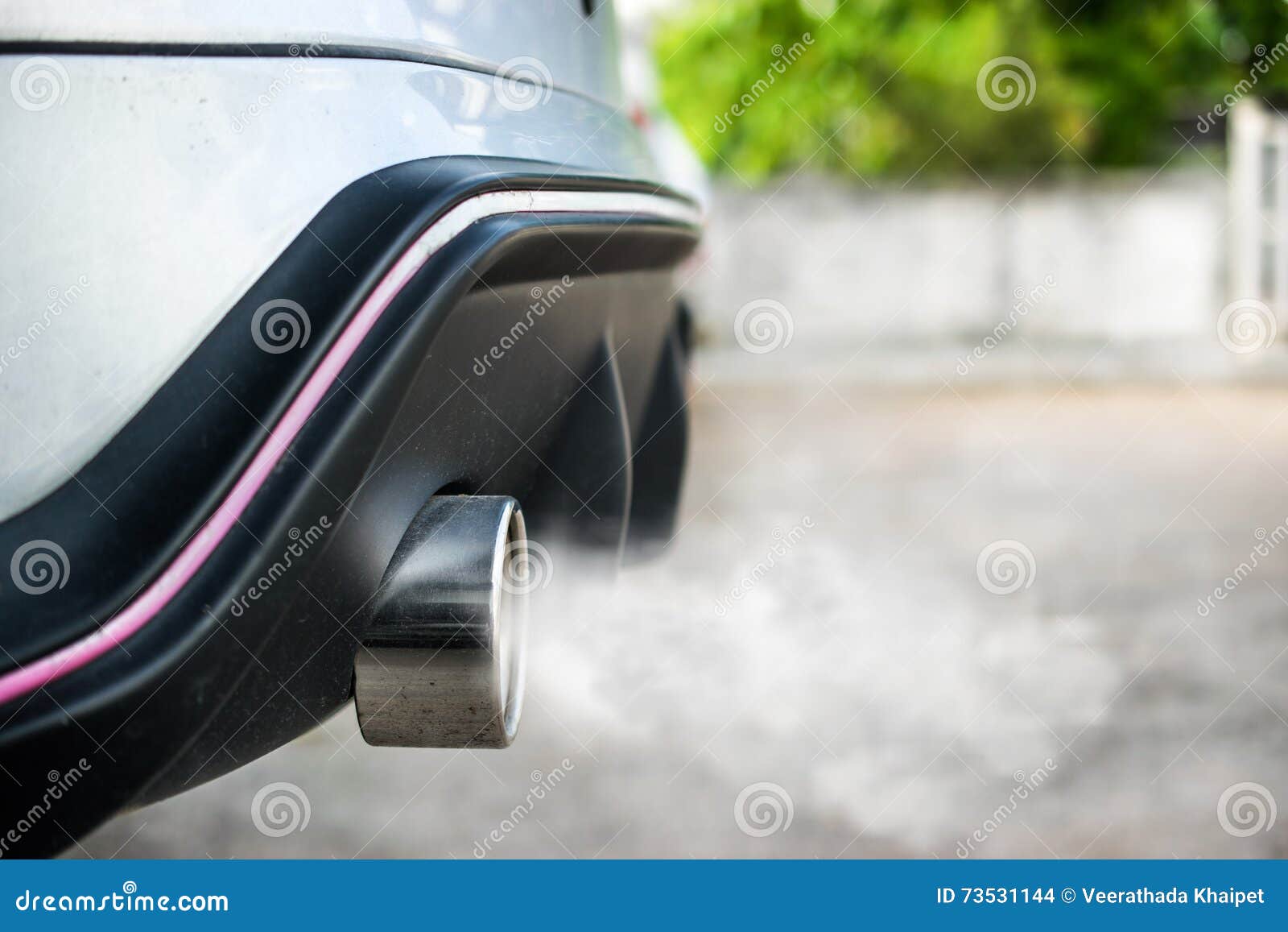 Auspuff Vom Auto, Rauch Von Einem Auto, Verschmutzung Produzierend