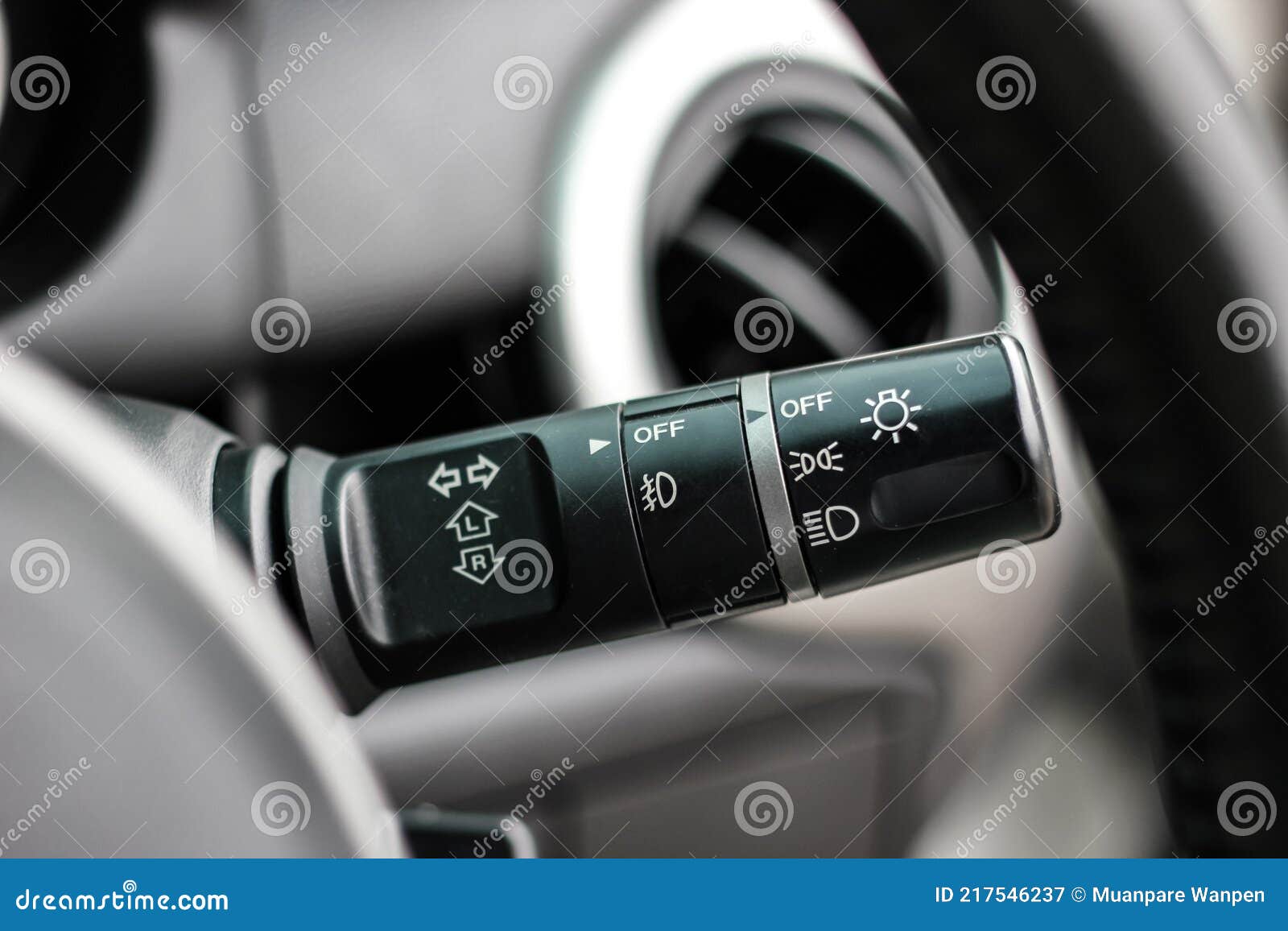 https://thumbs.dreamstime.com/z/ausschalten-der-lichter-im-auto-integrierter-drehanzeiger-f%C3%BCr-das-nahverkehrsfahrzeug-mit-scheinwerferschalter-217546237.jpg