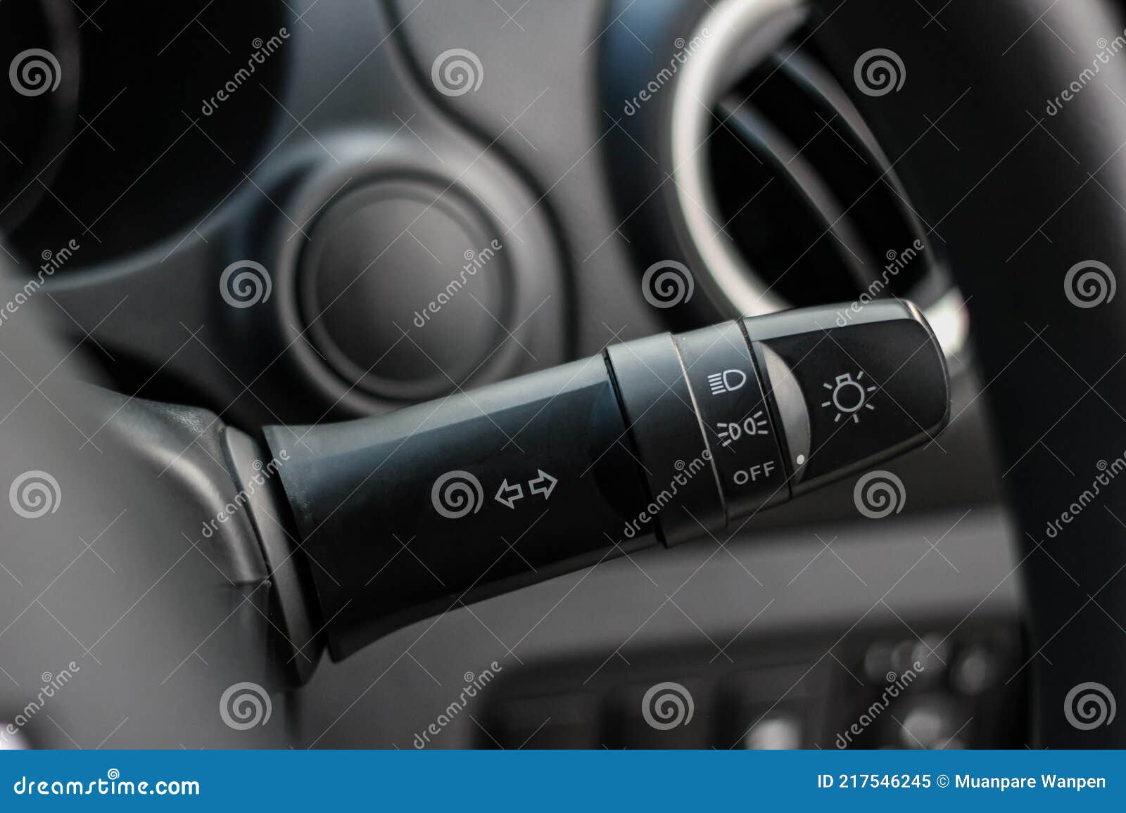 Ausschalten Der Lichter Im Auto. Integrierter Drehanzeiger Für Das  Nahverkehrsfahrzeug Mit Scheinwerferschalter. Stockbild - Bild von  sicherheit, ausrüstung: 217546245