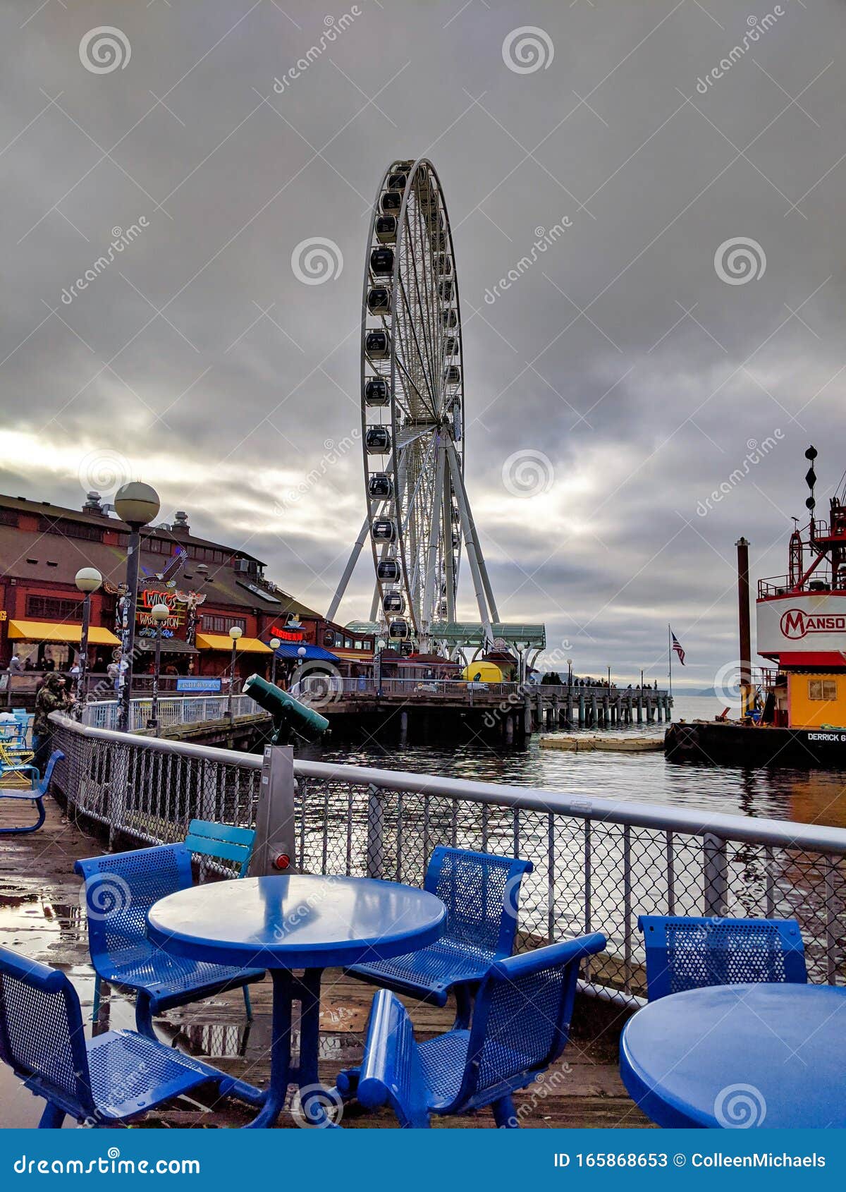 Aussicht Auf Das Seattle Great Wheel Von Pier 57 In Der Nahe Einiger Blauer Tische Und Stuhle Redaktionelles Stockfoto Bild Von Seattle Nahe