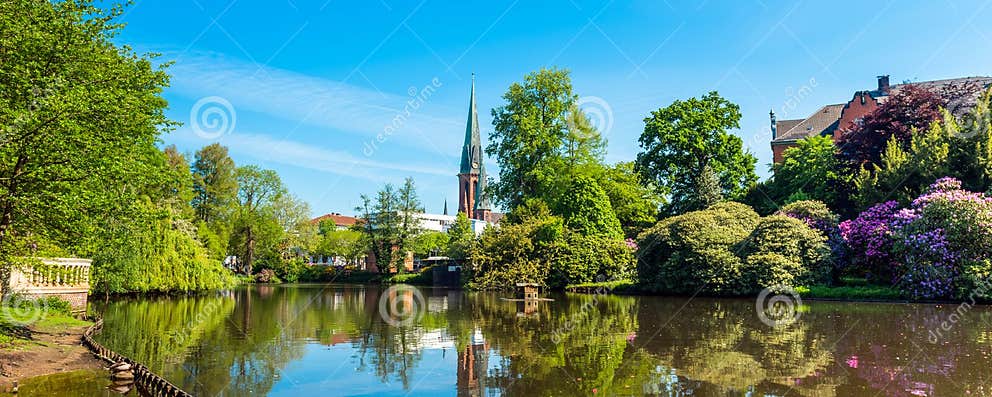 Aussicht Auf Den Teich Und Die St. Lamberti Kirche Von Oldenburg