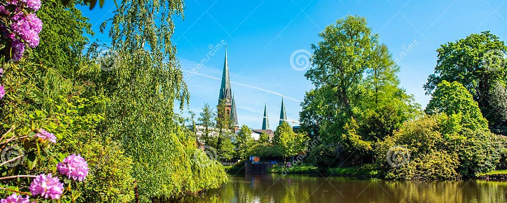 Aussicht Auf Den Teich Und Die St. Lamberti Kirche Von Oldenburg