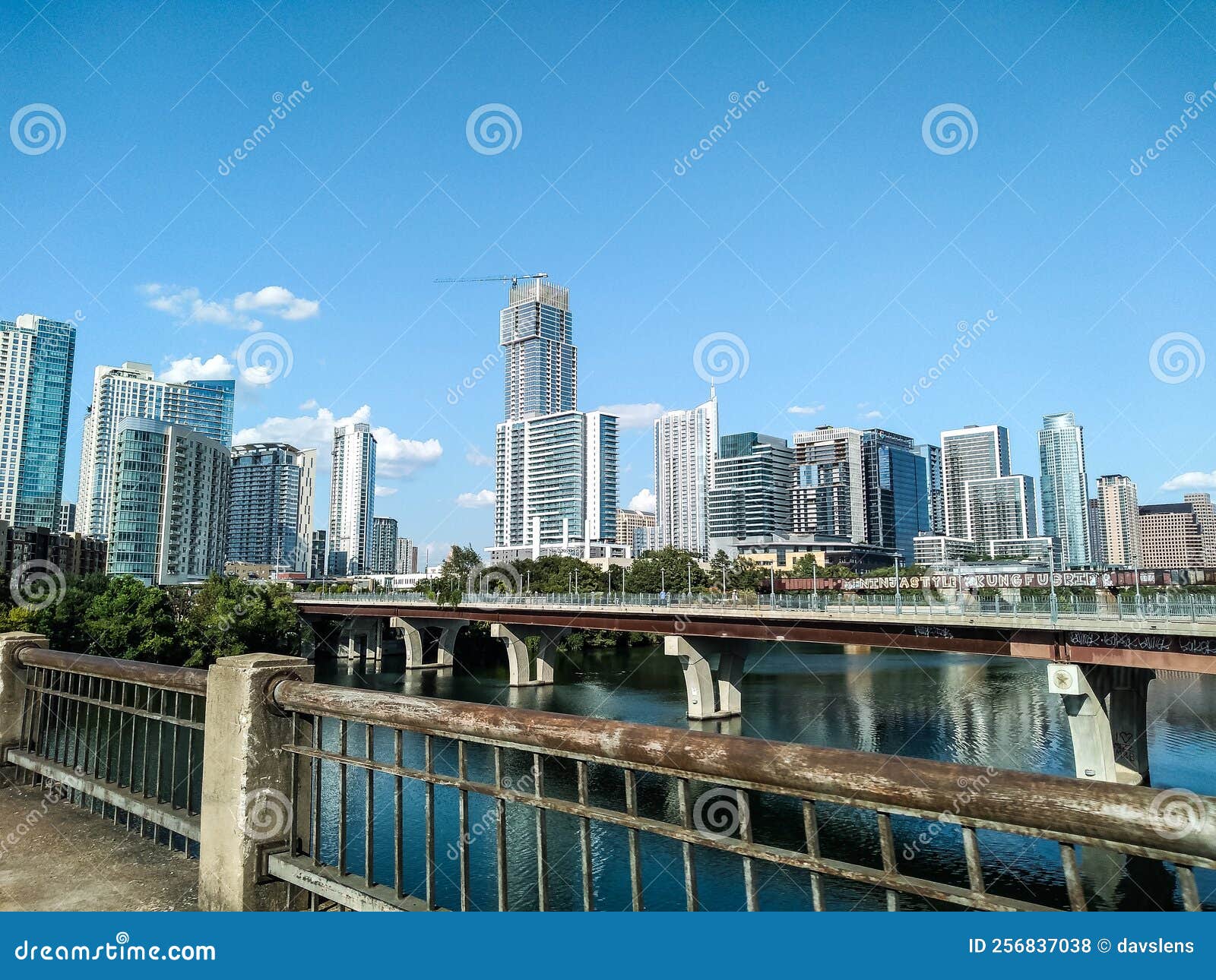 Austin texas skyline foto de archivo. Imagen de oficina 256837038