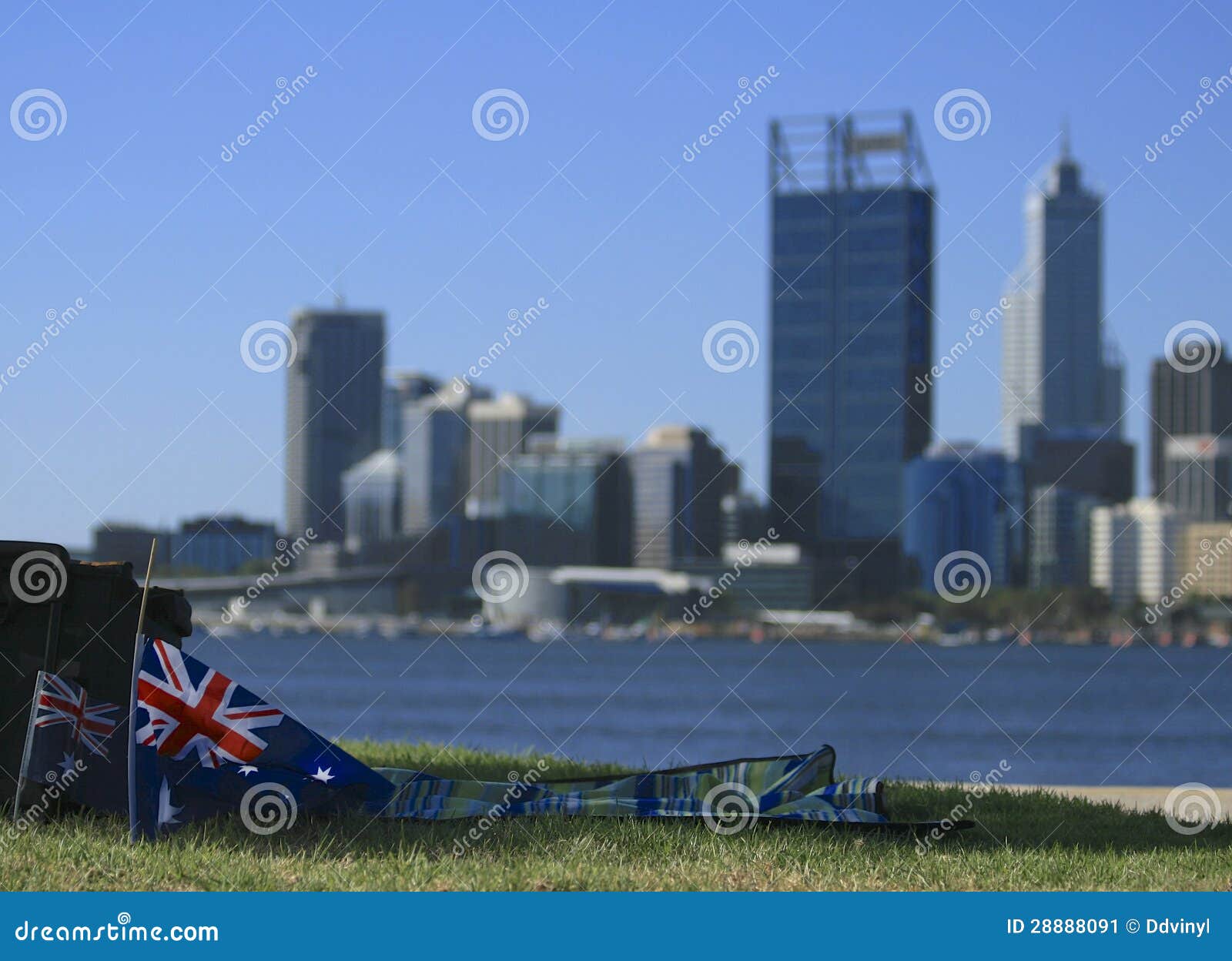 Australia dzień Perth. Australijczyk flaga przy Australijskim dniem z Perth linią horyzontu w tle