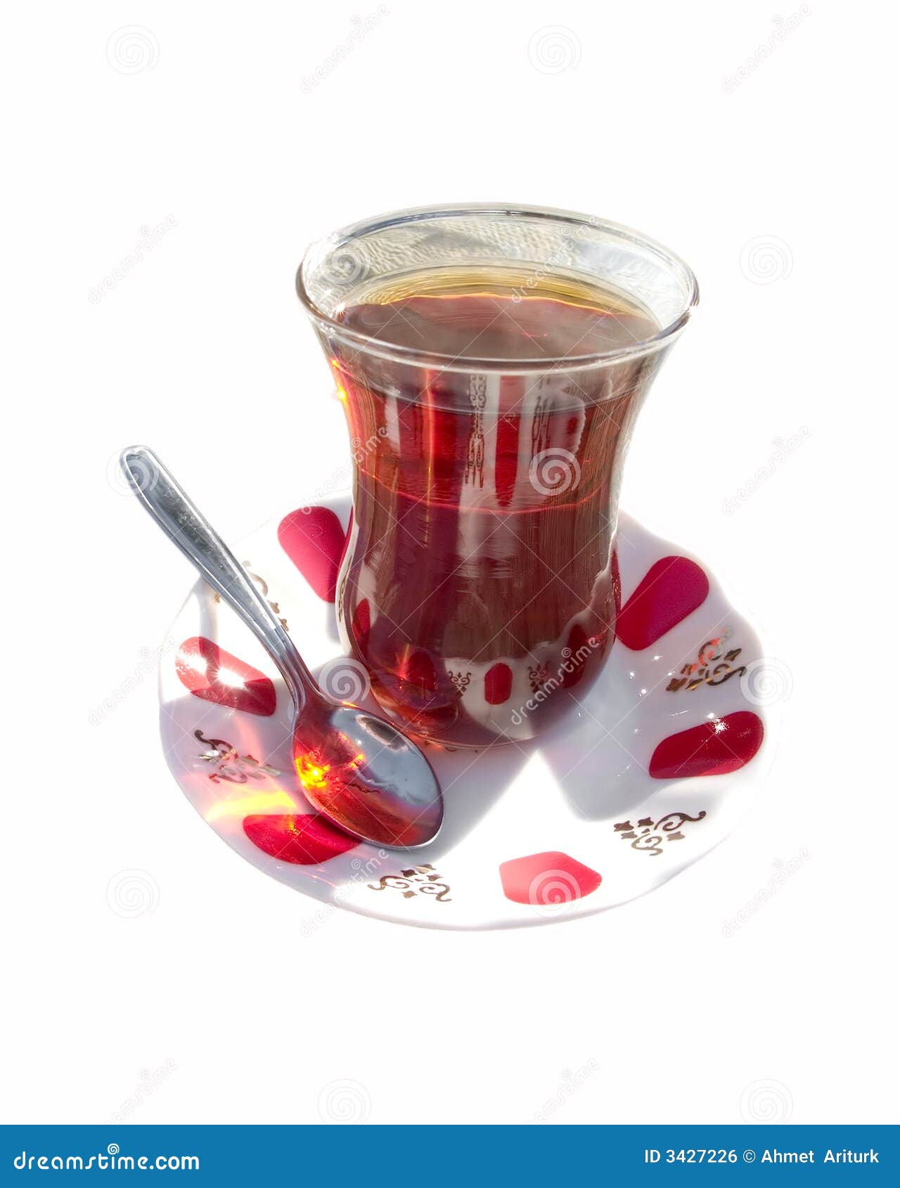 Authentiek Turks theestel. De zwarte thee hoe gediend met een klein glas een traditie in Turkey.Fully is isoleerde beeld?