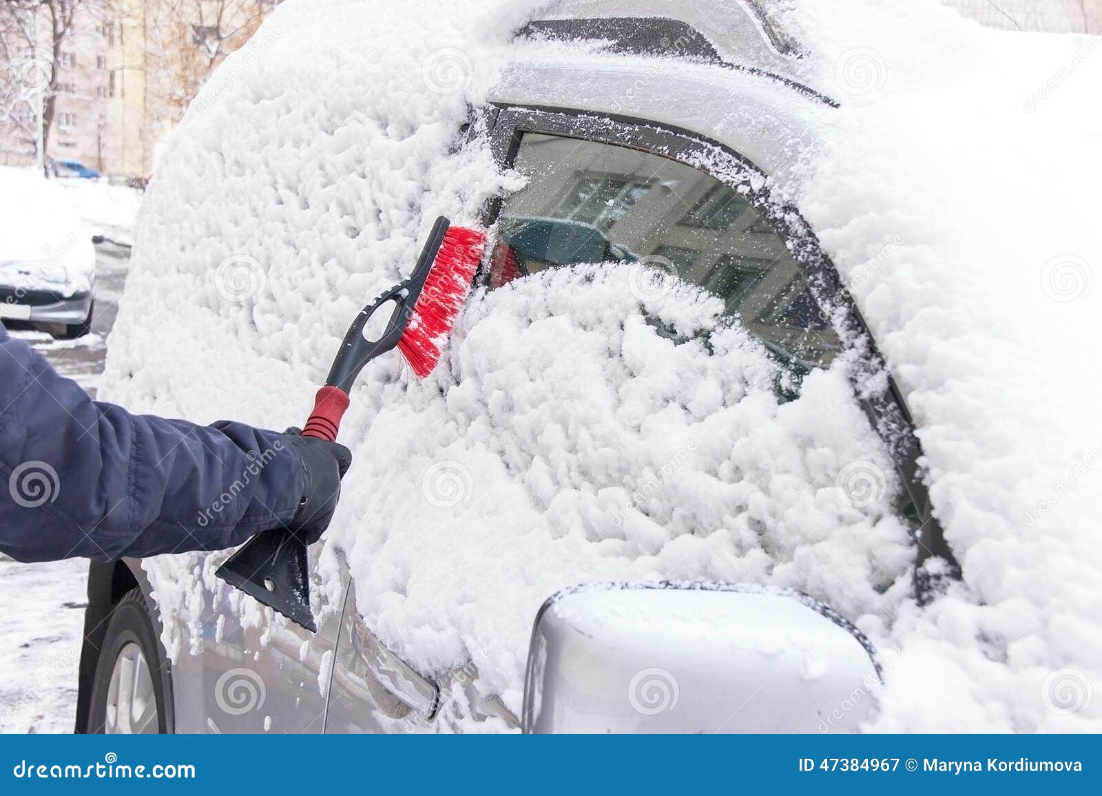 Auto Auf Einer Winterstraße Hand Des Mannes Säubert Das Fenster