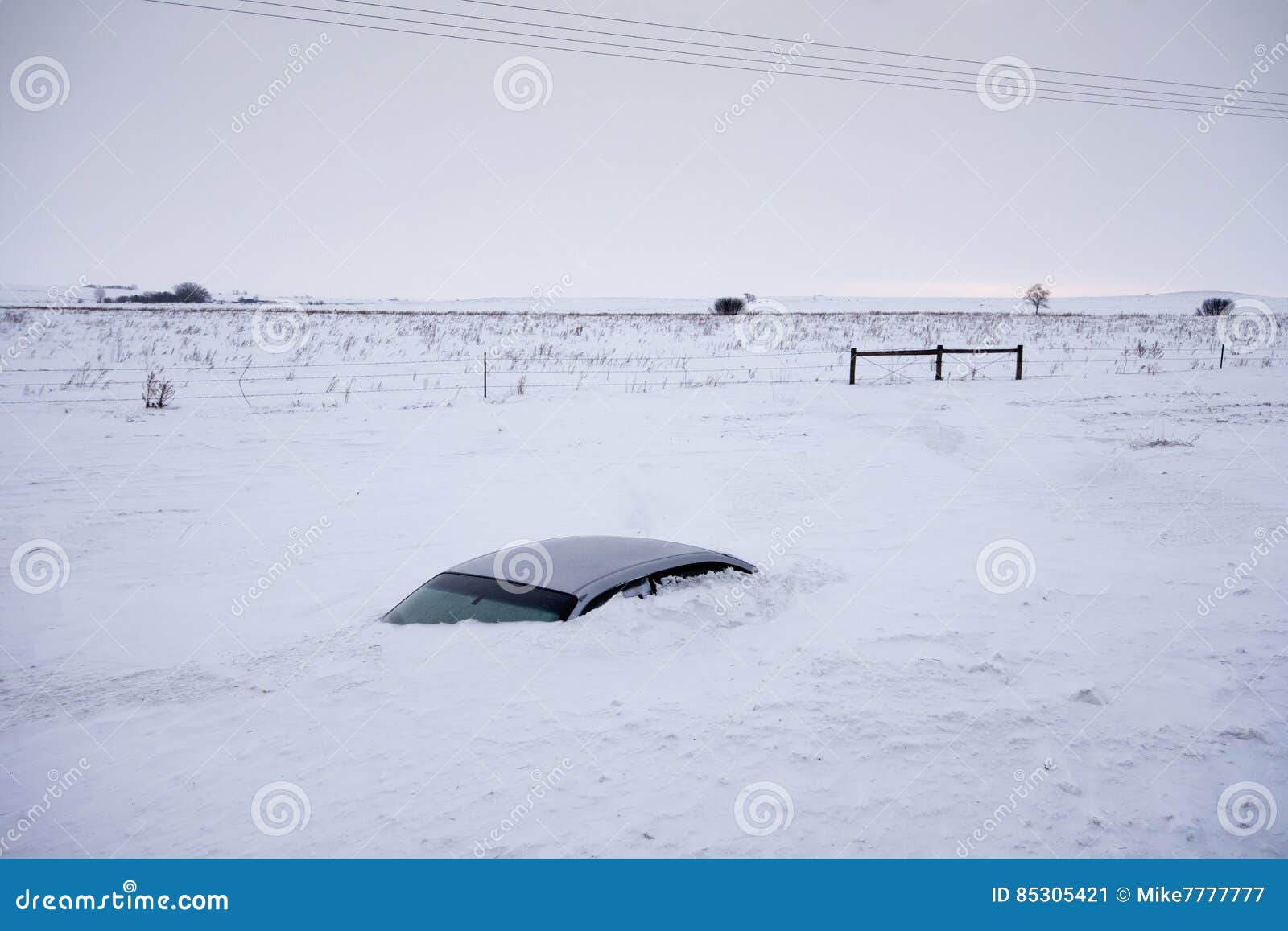 Auto Begraben Zu Seinem Dach Im Tiefen Schnee Unweit Von Der Straße North  Dakota, USA Stockbild - Bild von natürlichkeit, kalt: 85305421