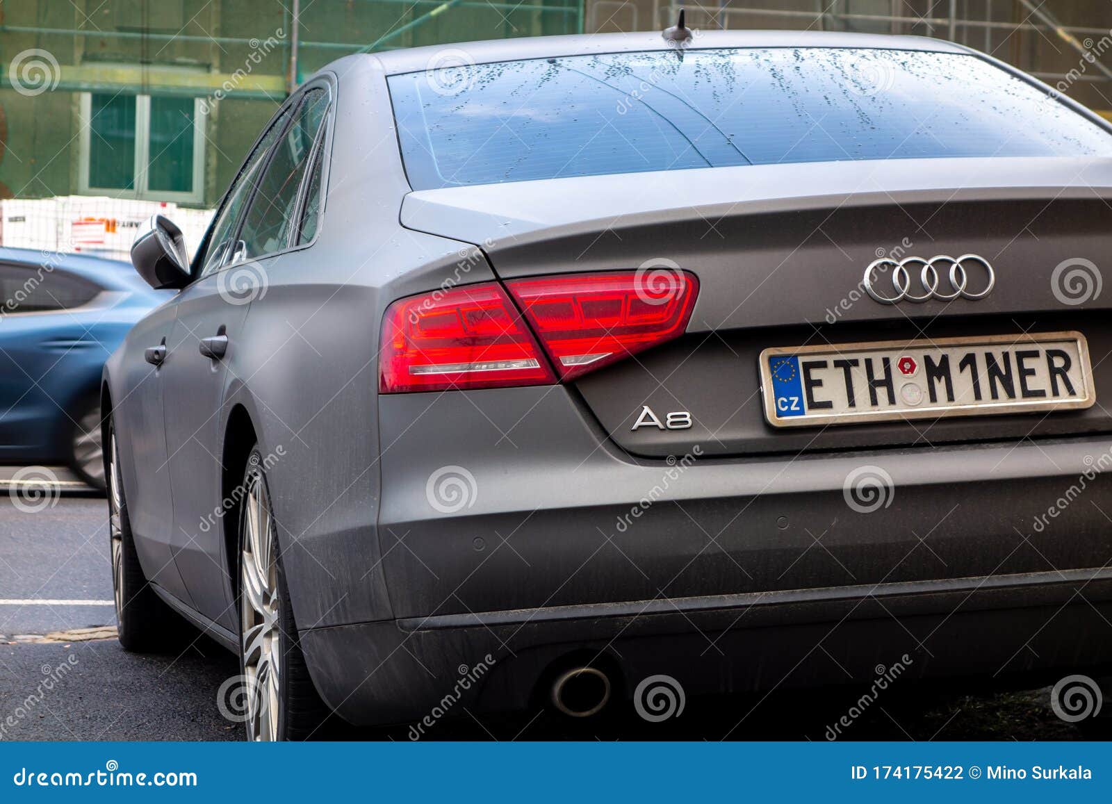 Auto Di Lusso Di Audi A8 Con Vernice Opaca Grigia Moderna Con Una  Rappresentazione Personalizzata Della Targa Che Il Proprietario Fotografia  Editoriale - Immagine di metallo, luce: 174175422