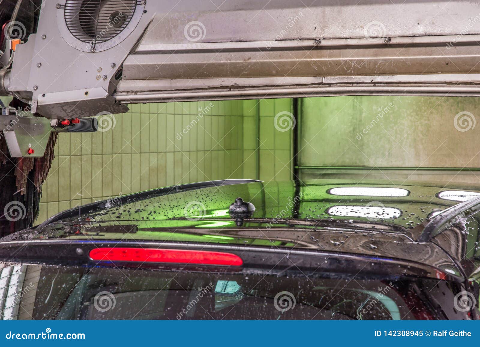 Auto in Einer Waschanlage Wird Durch Trockner Getrocknet Stockbild - Bild  von gebläse, bahnhof: 142308945