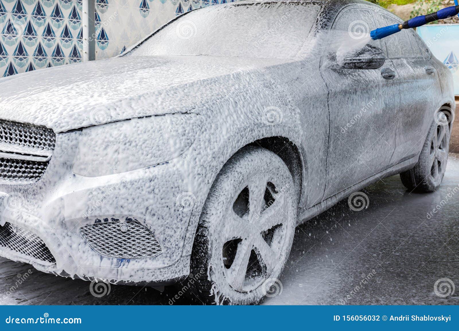 Auto Im Schaum. Auto, Das Eine W?sche Mit Seife, Autoreinigung Erh?lt  Stockfoto - Bild von aktiv, konzept: 156056032