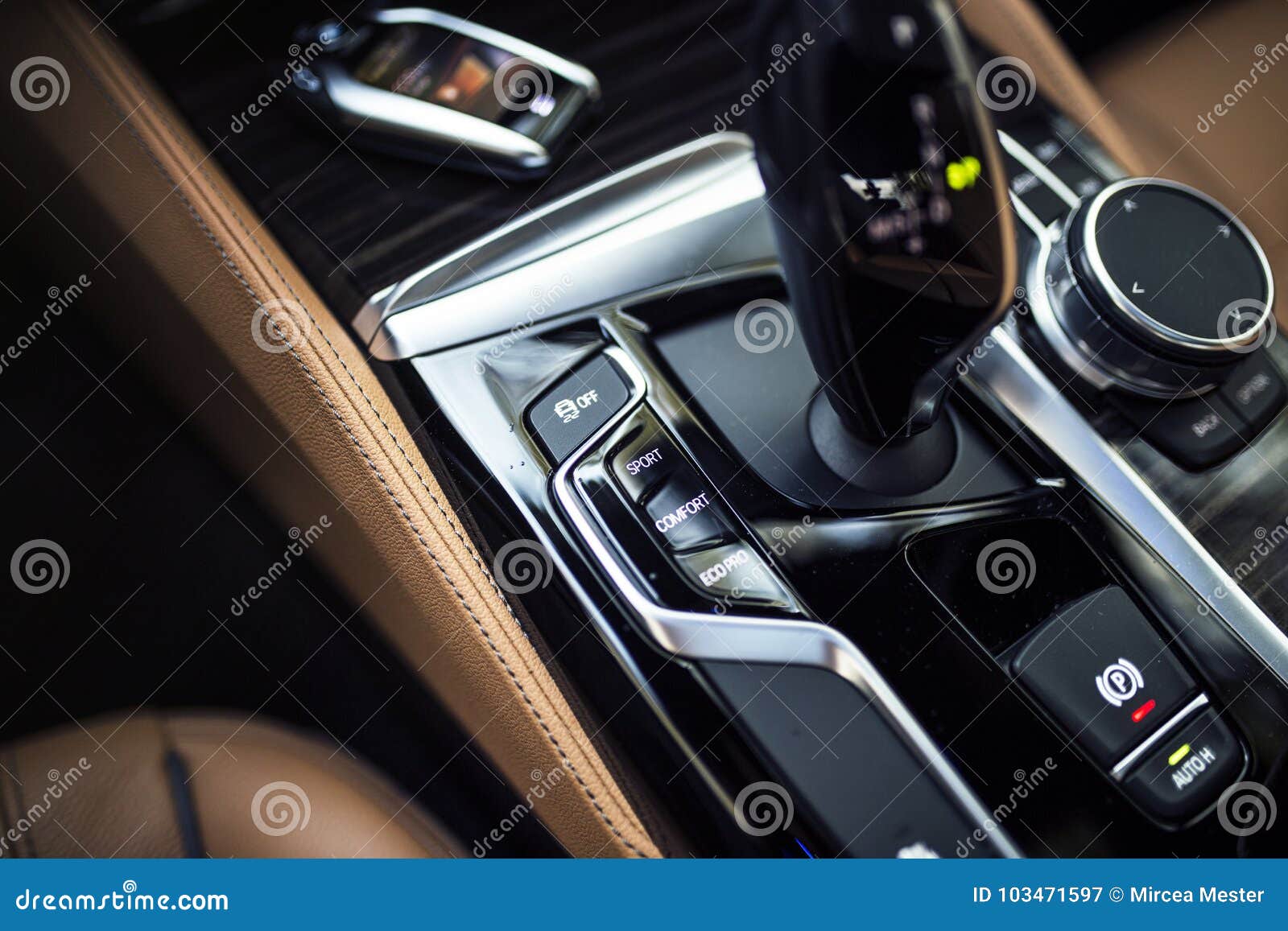Auto-Innenraum: Details Der Modernen Mittelkonsole Mit Skala-, Knopf- Und  Ganggriff Stockbild - Bild von hebel, laufwerk: 103471597