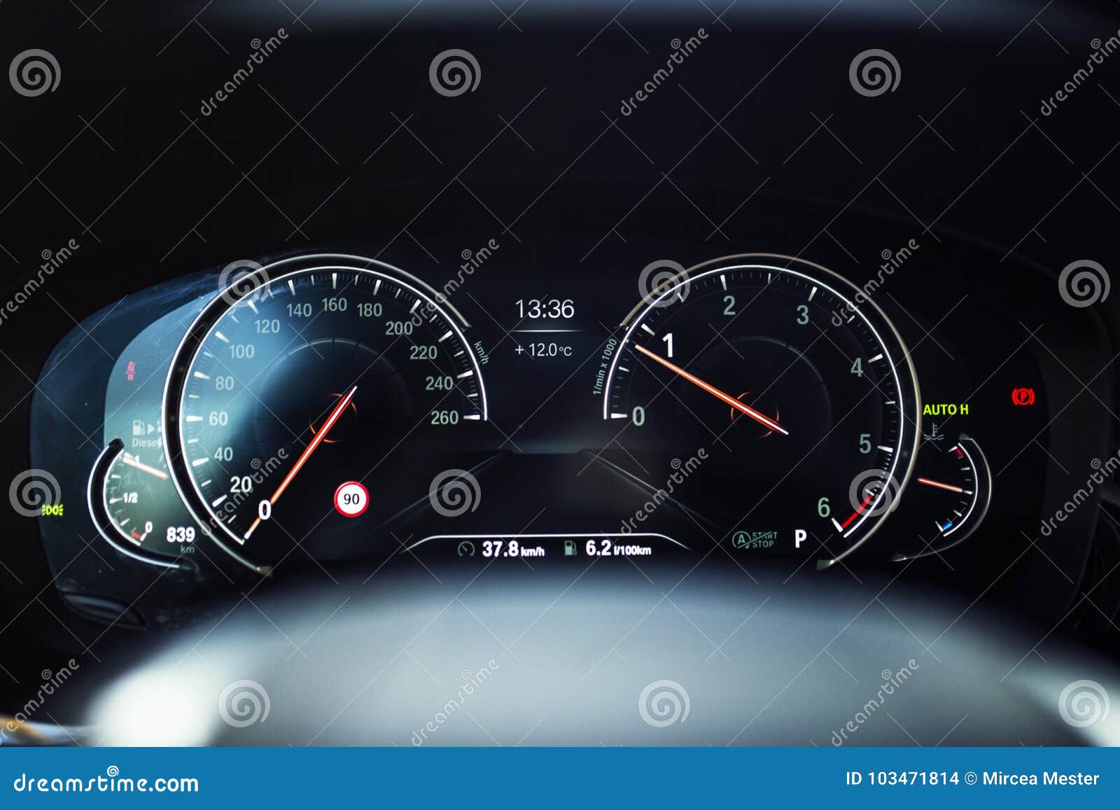Auto-Innenraum: Digital-Instrumentenbrett Mit Komfort-Anzeige Stockfoto -  Bild von voll, benzin: 103471814