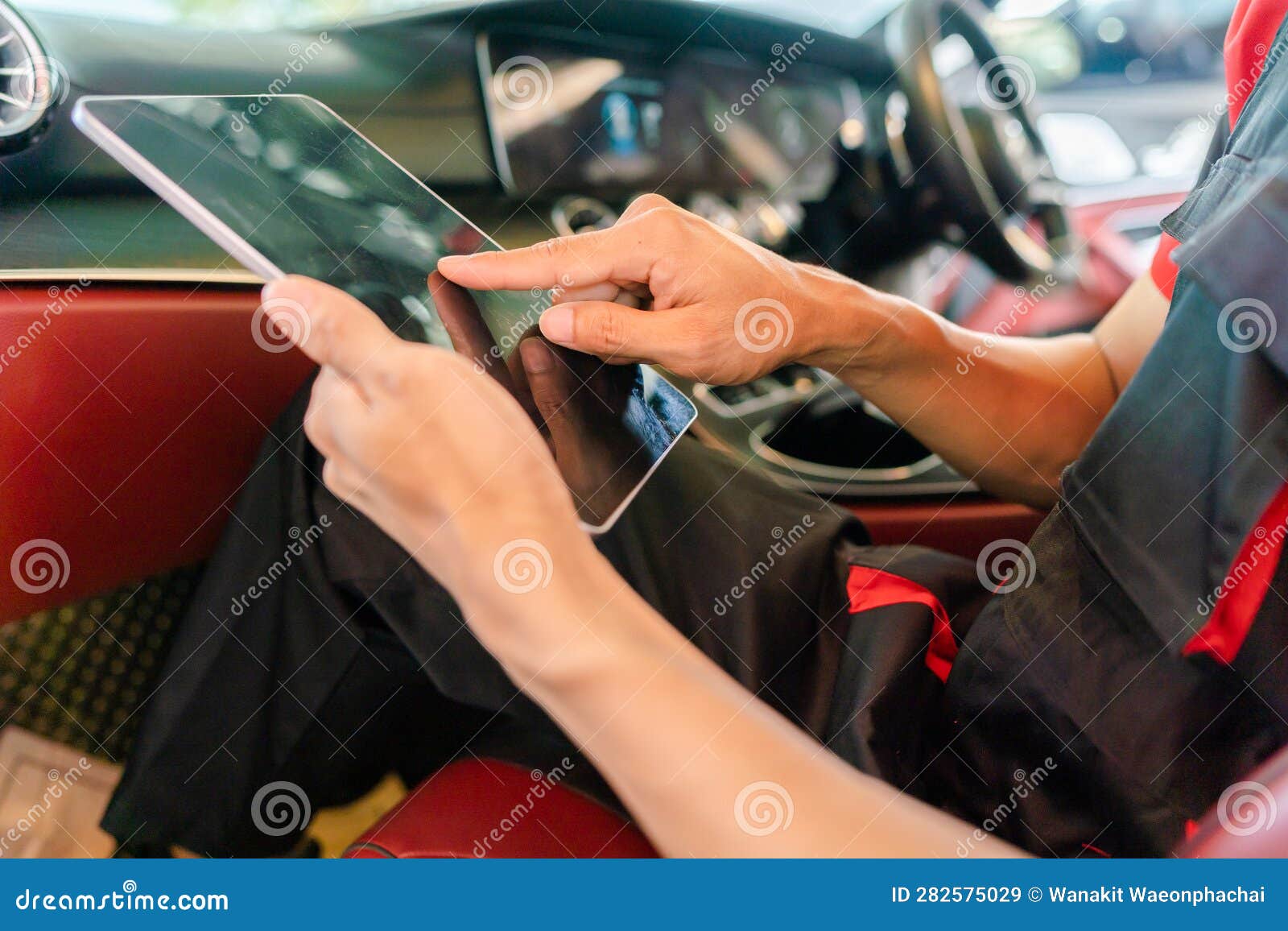 car diagnostics wirelessly. scan for errors and find breakdowns using a digital tablet