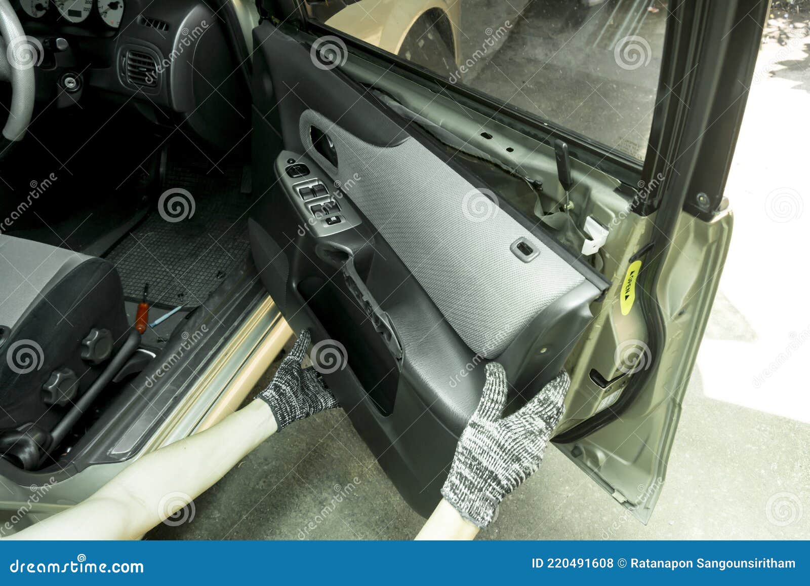 Auto Mechanic Remove Car Front Door Trim, Car Maintenance Service Stock