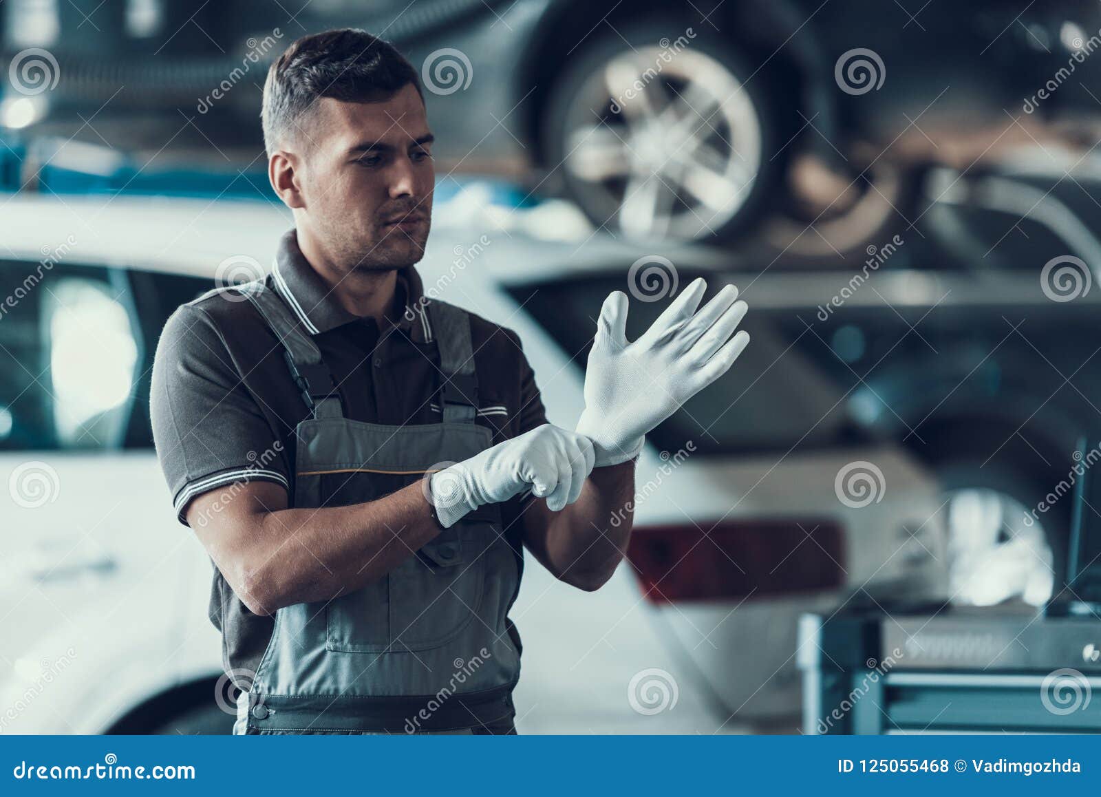 Auto Mechanisch Wearing White Gloves in Garage Stock Foto Image of