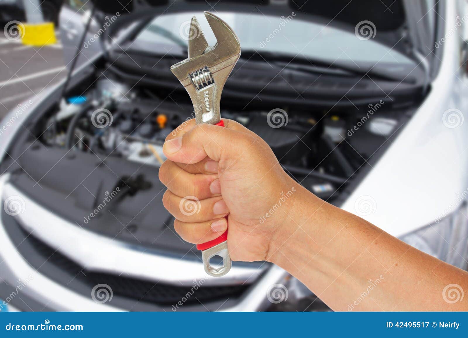 Установленное время для ремонта. Гаечный ключ в руке. Механик с ключом. Затягивание сроков ремонта. Средство для рук после ремонта машин.