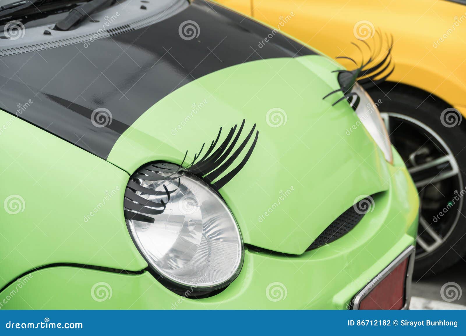 Auto Mit Den Wimpern Auf Headlightsas Weiblichem Symbol Stockfoto - Bild  von nahaufnahme, fahrzeug: 86712182